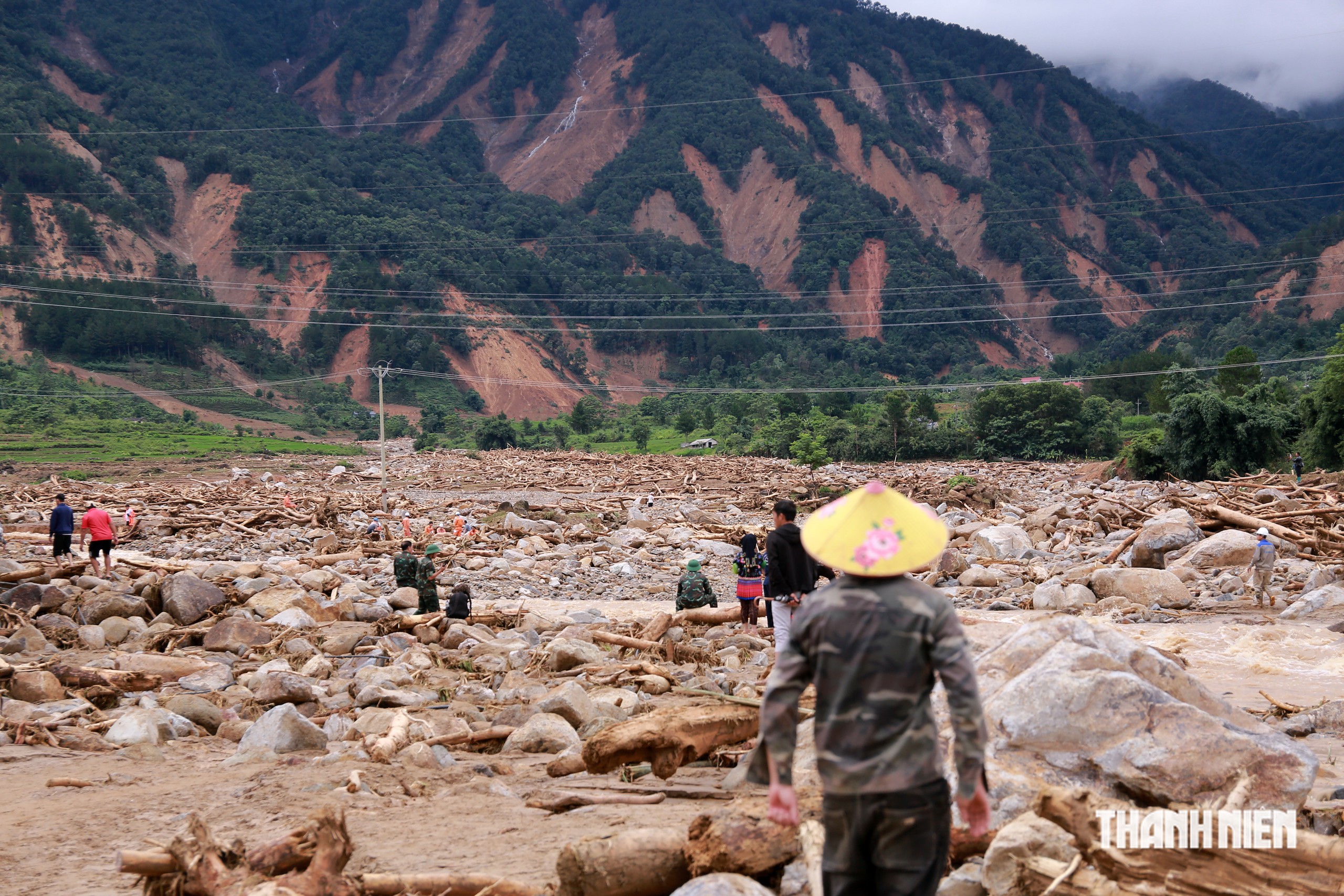 Sống sót thần kỳ sau cuộc điện thoại dặn dò chồng giữa dòng lũ dữ- Ảnh 1.