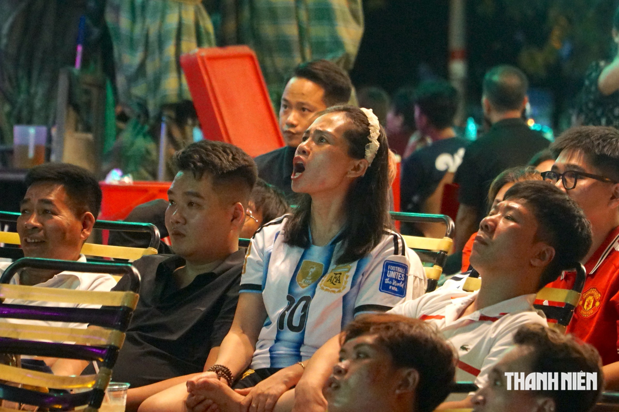 Hàng ngàn người ở TP.HCM không ngủ theo dõi tuyển Tây Ban Nha vô địch World Cup - Ảnh 5.