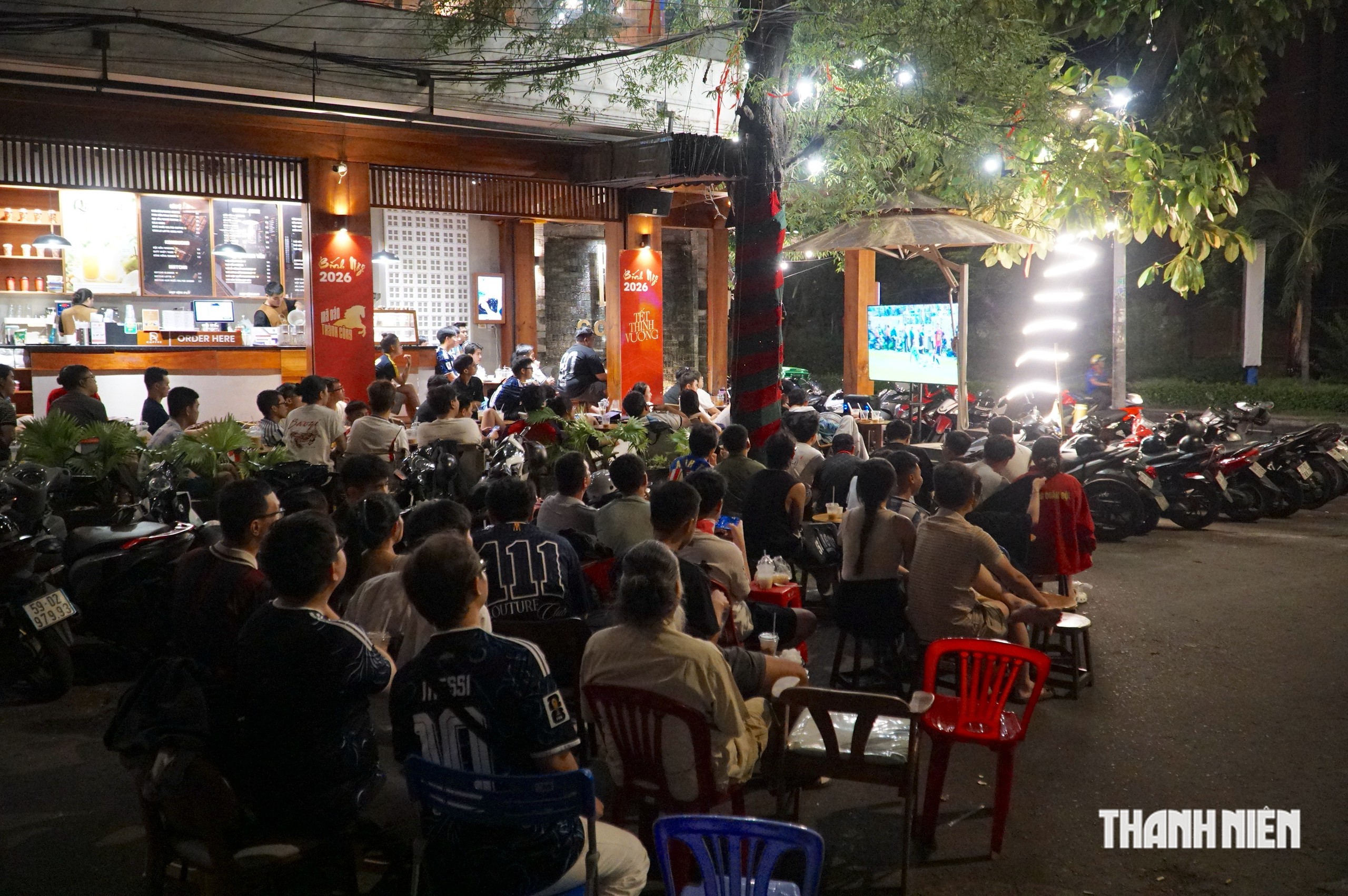 Hàng ngàn người ở TP.HCM không ngủ theo dõi tuyển Tây Ban Nha vô địch World Cup - Ảnh 1.