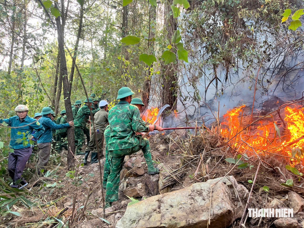 Bộ đội biên phòng liên tiếp tham gia chữa cháy rừng ở Quảng Trị - Ảnh 2.