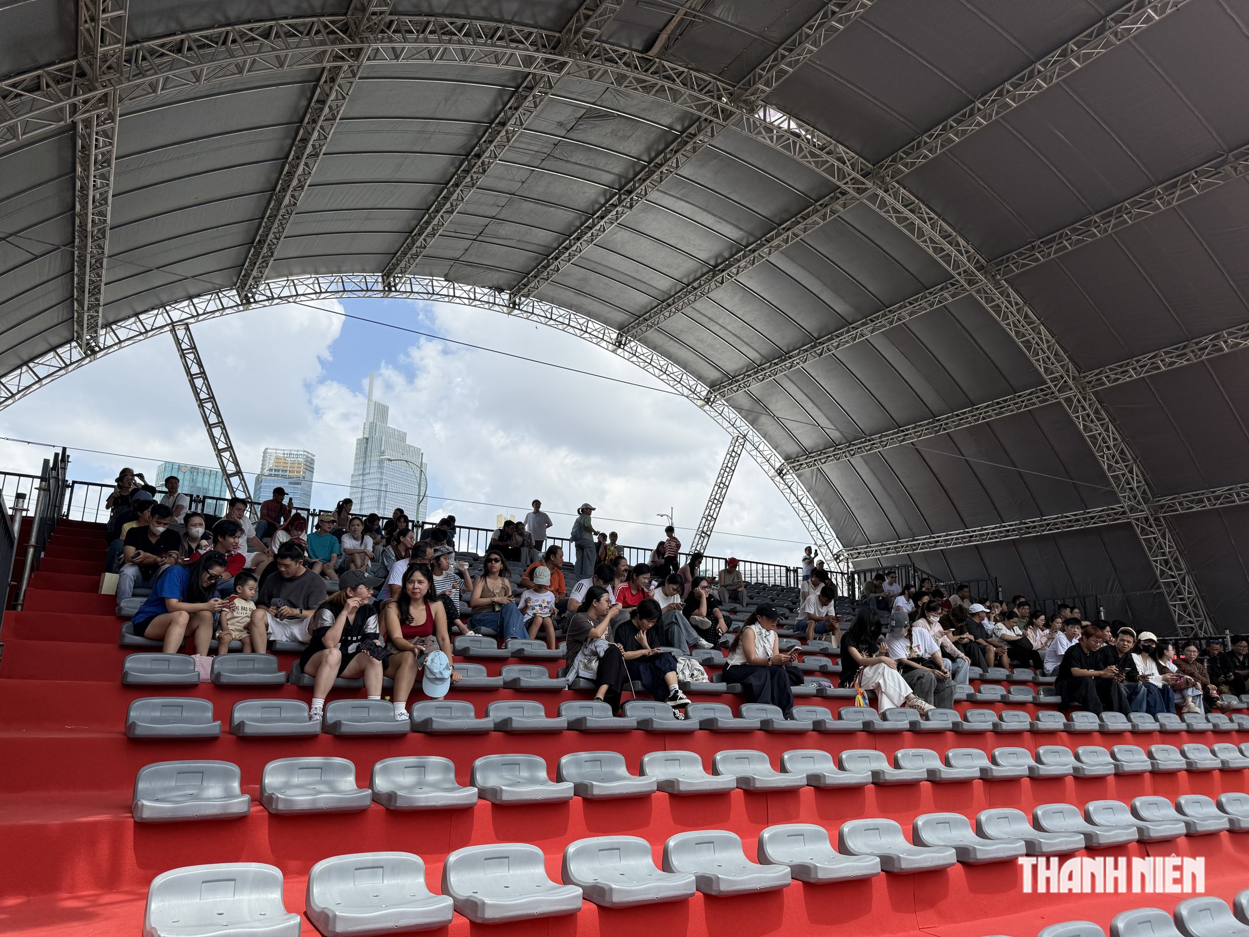 Nhiều người ‘săn’ vị trí đẹp, chờ xem chung kết World Cup từ sáng sớm nay- Ảnh 1.