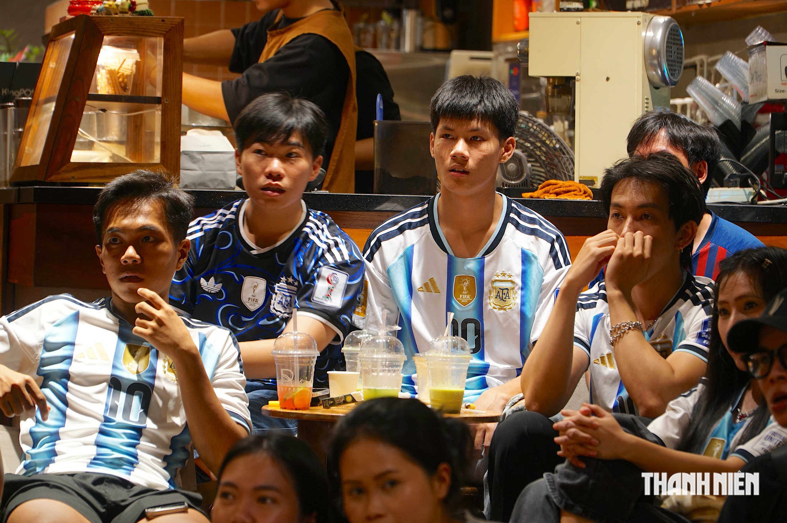Hàng ngàn người ở TP.HCM không ngủ theo dõi tuyển Tây Ban Nha vô địch World Cup - Ảnh 4.