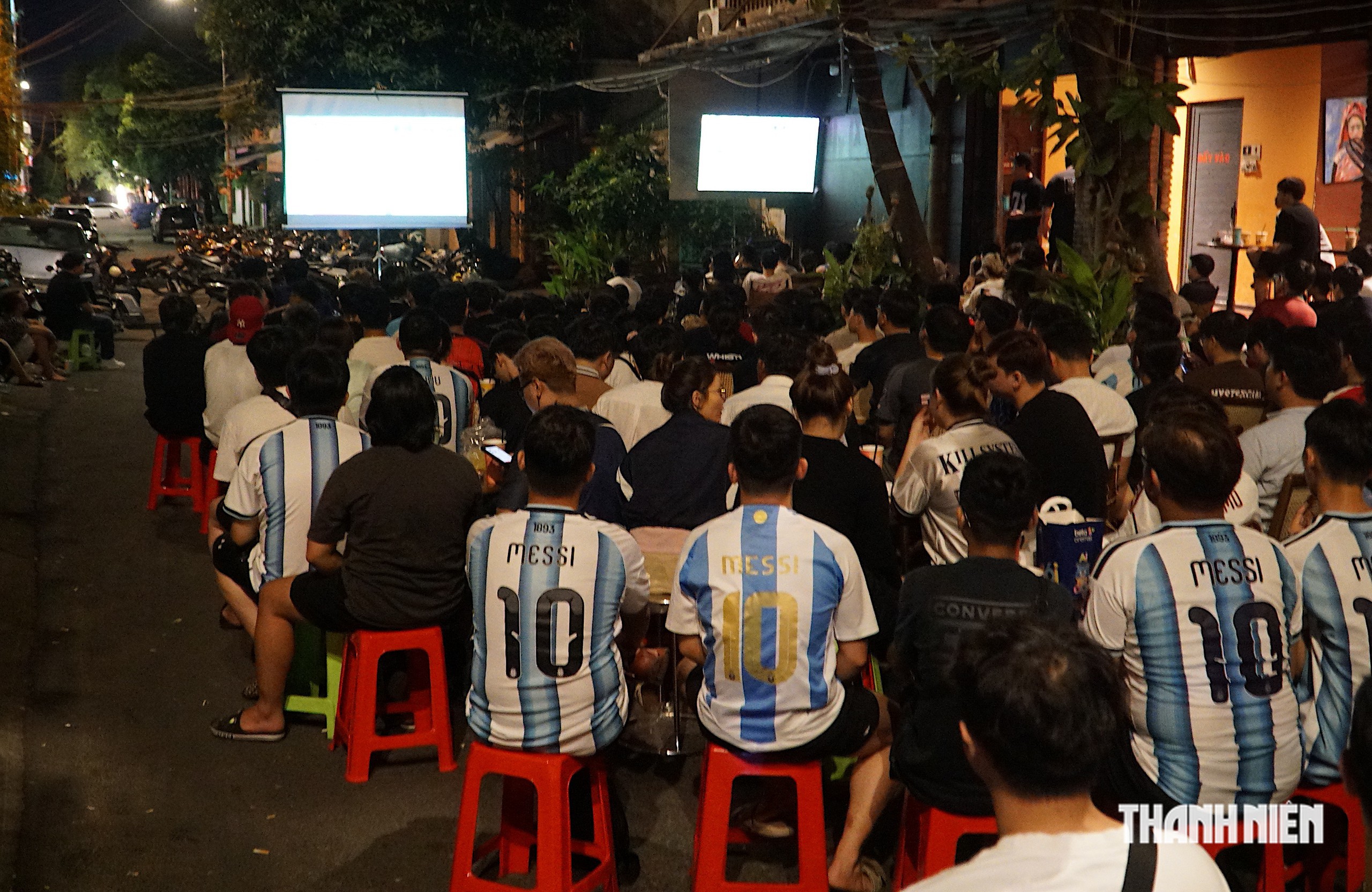 Hàng ngàn người ở TP.HCM không ngủ theo dõi tuyển Tây Ban Nha vô địch World Cup - Ảnh 3.