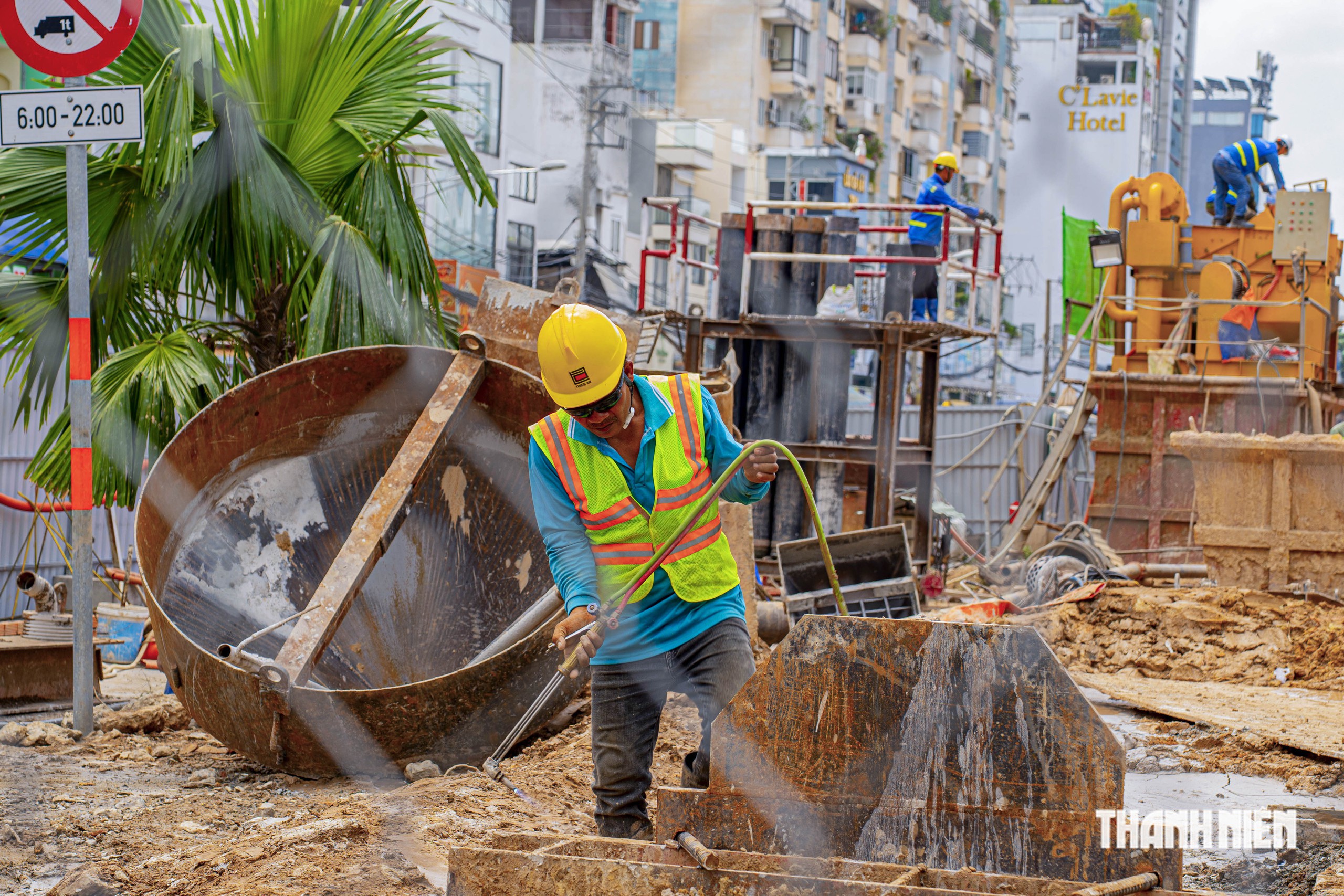 Toàn cảnh TP.HCM thi công ga ngầm metro số 2 trước công viên Lê Thị Riêng- Ảnh 2.