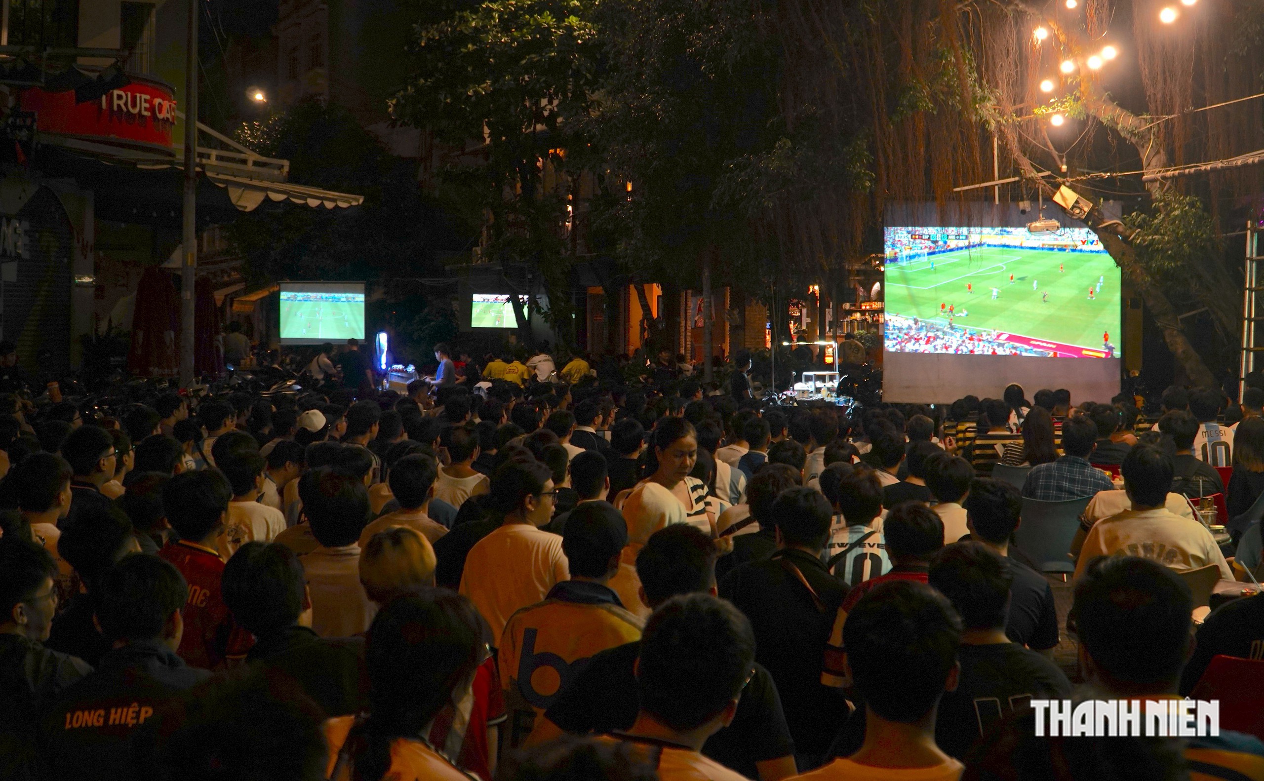 Hàng ngàn người ở TP.HCM không ngủ theo dõi tuyển Tây Ban Nha vô địch World Cup - Ảnh 2.