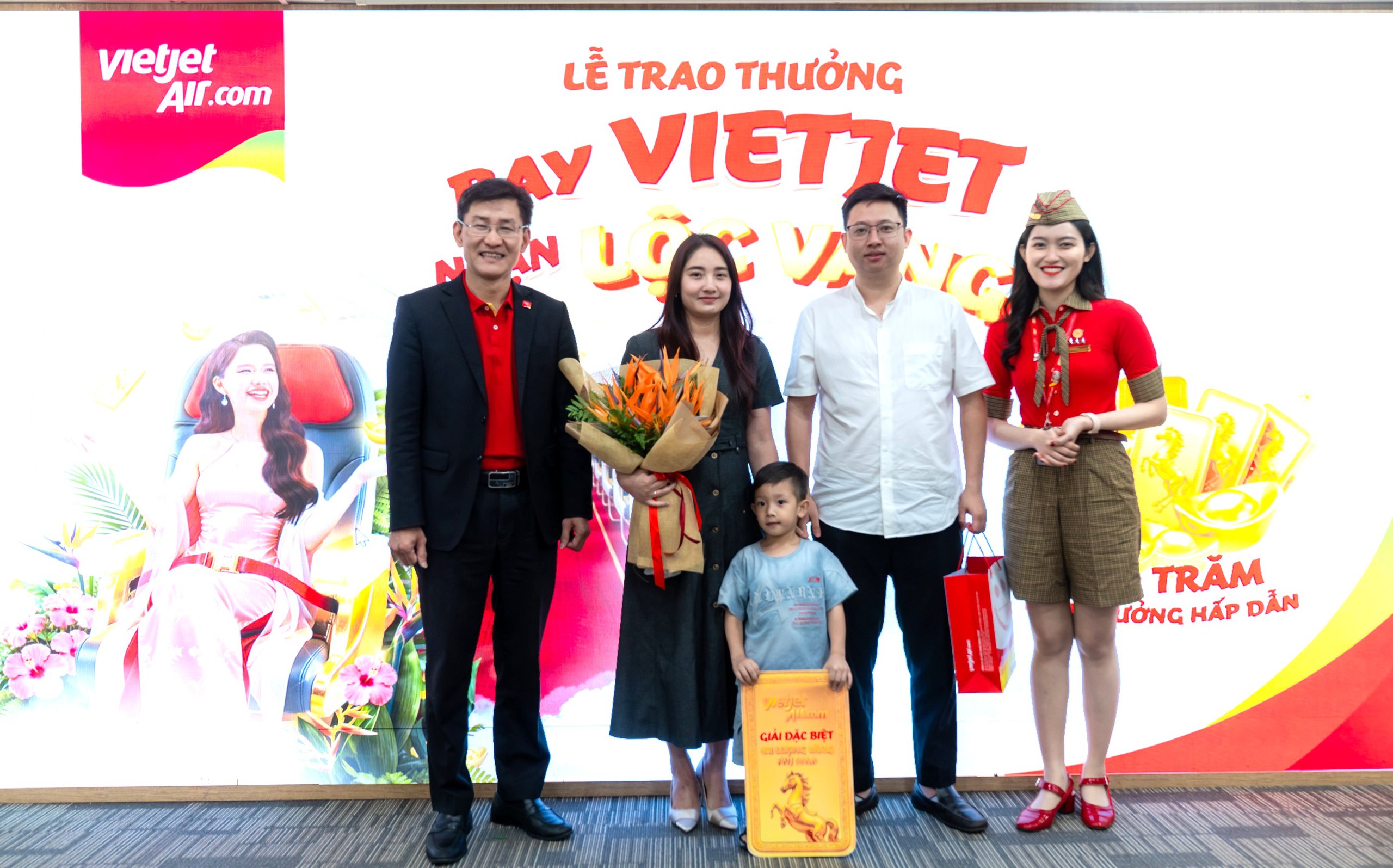 Vé bay mùa hè bất ngờ mang về 1 lượng vàng cho nữ hành khách Phú Thọ- Ảnh 1.