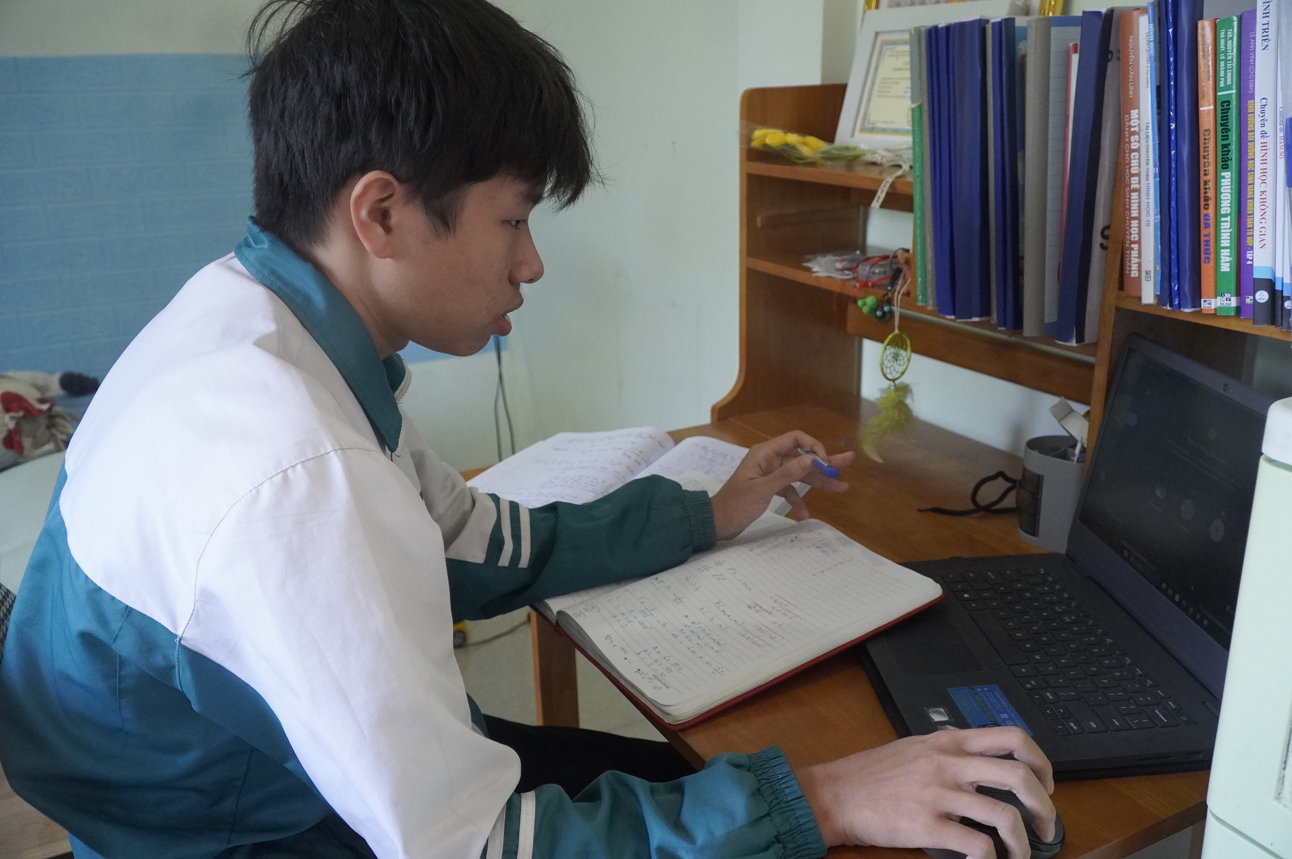 Nam sinh mồ c&ocirc;i, từng lỡ hẹn HSG Quốc gia trở th&agrave;nh 'thủ khoa k&eacute;p' Quảng Trị - Ảnh 1.