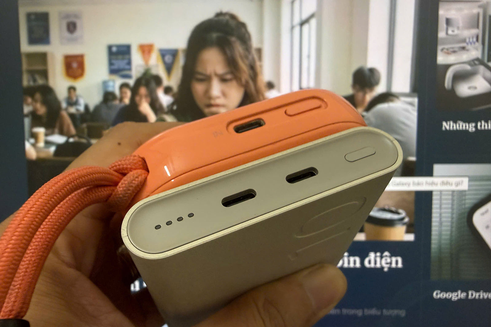 Nút bấm trên pin sạc dự phòng có tác dụng gì? - Ảnh 1.