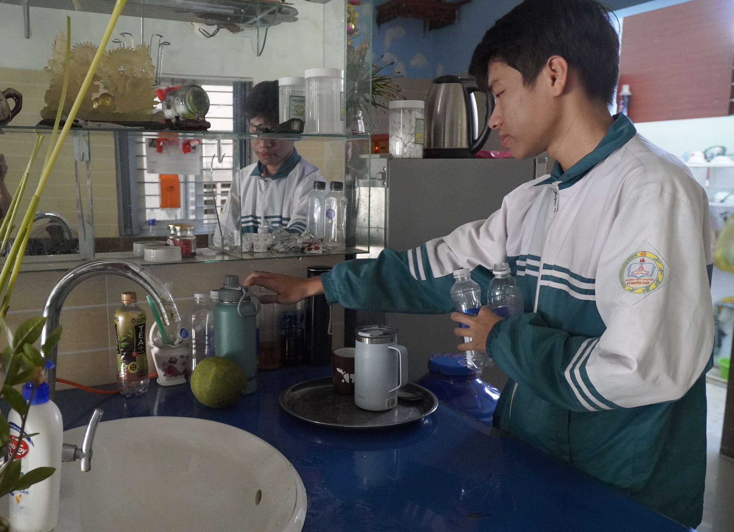 Nam sinh mồ c&ocirc;i, từng lỡ hẹn HSG Quốc gia trở th&agrave;nh 'thủ khoa k&eacute;p' Quảng Trị - Ảnh 4.
