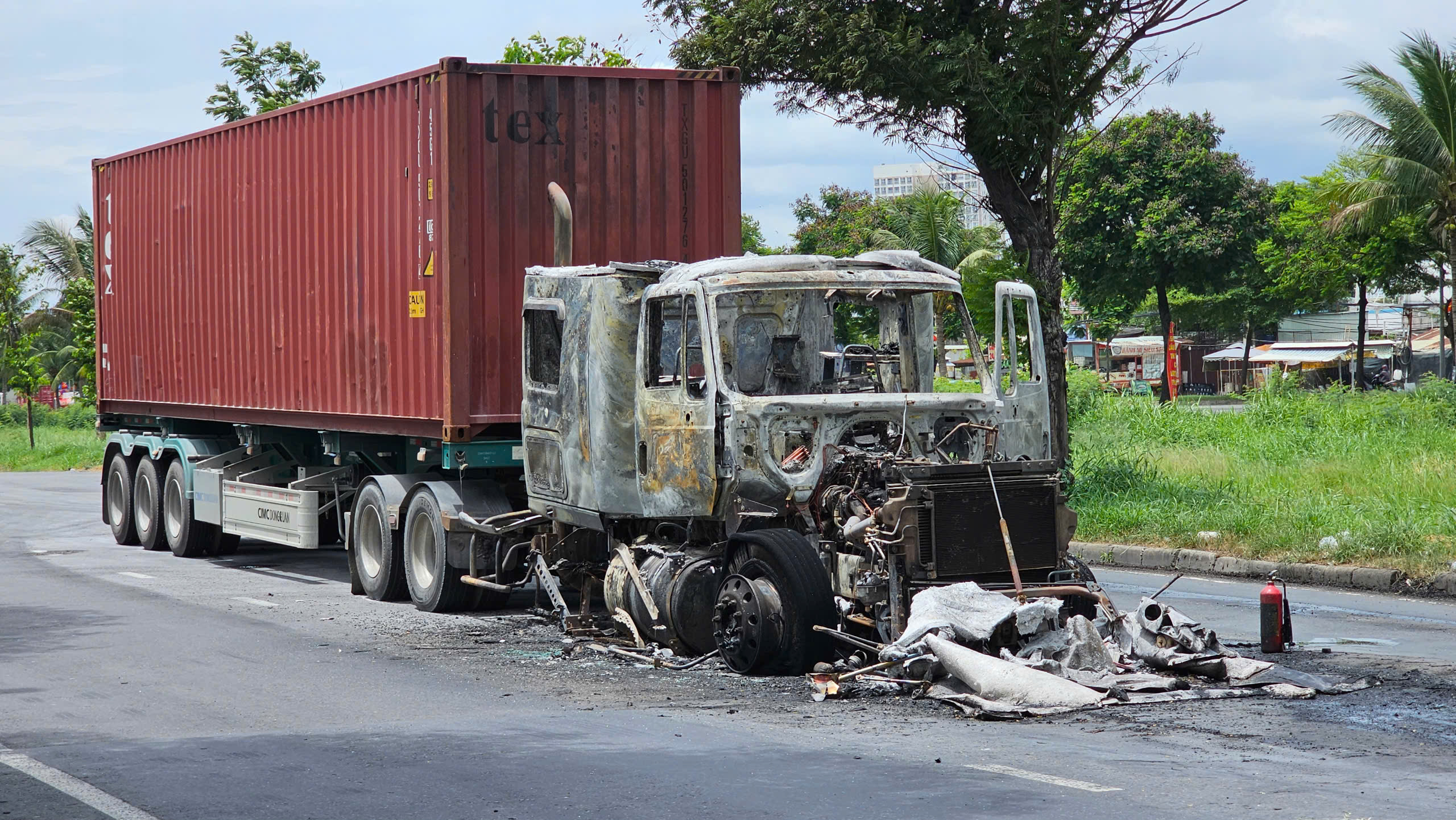 Hàng chục người hỗ trợ chữa cháy xe container trên đường Nguyễn Văn Linh - Ảnh 4.