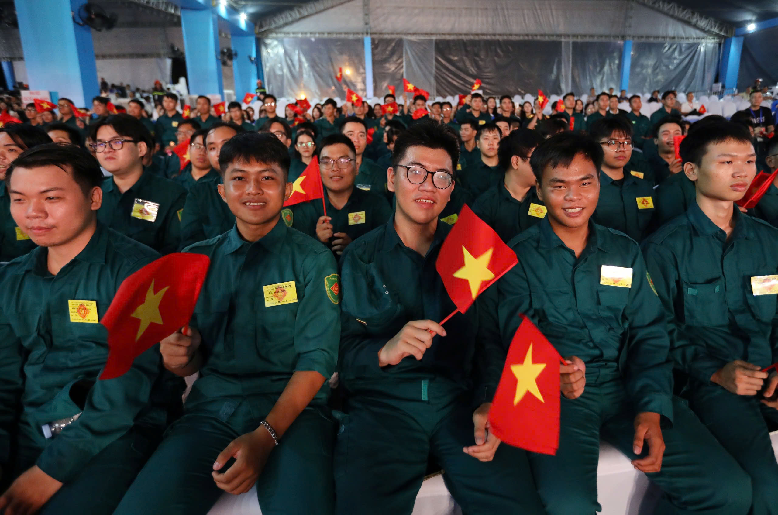Khoảnh khắc x&uacute;c động của NSƯT V&acirc;n Kh&aacute;nh trong chương tr&igrave;nh nghệ thuật 'Rạng rỡ t&ecirc;n Người'- Ảnh 1.