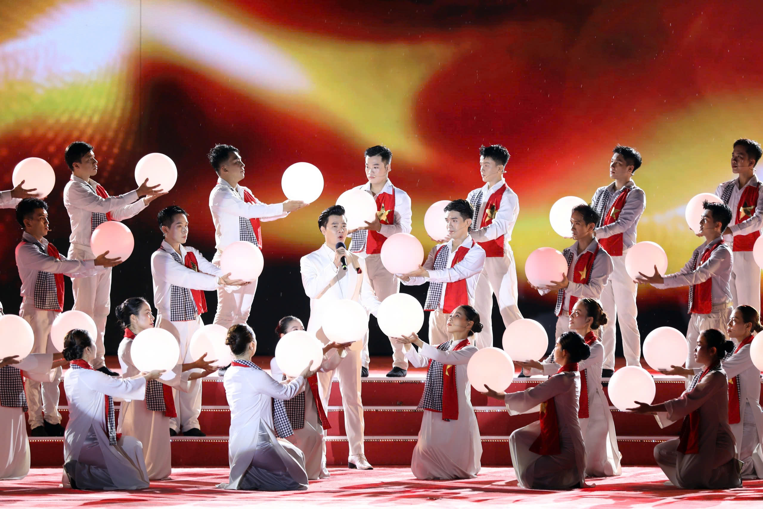 Khoảnh khắc x&uacute;c động của NSƯT V&acirc;n Kh&aacute;nh trong chương tr&igrave;nh nghệ thuật 'Rạng rỡ t&ecirc;n Người'- Ảnh 5.