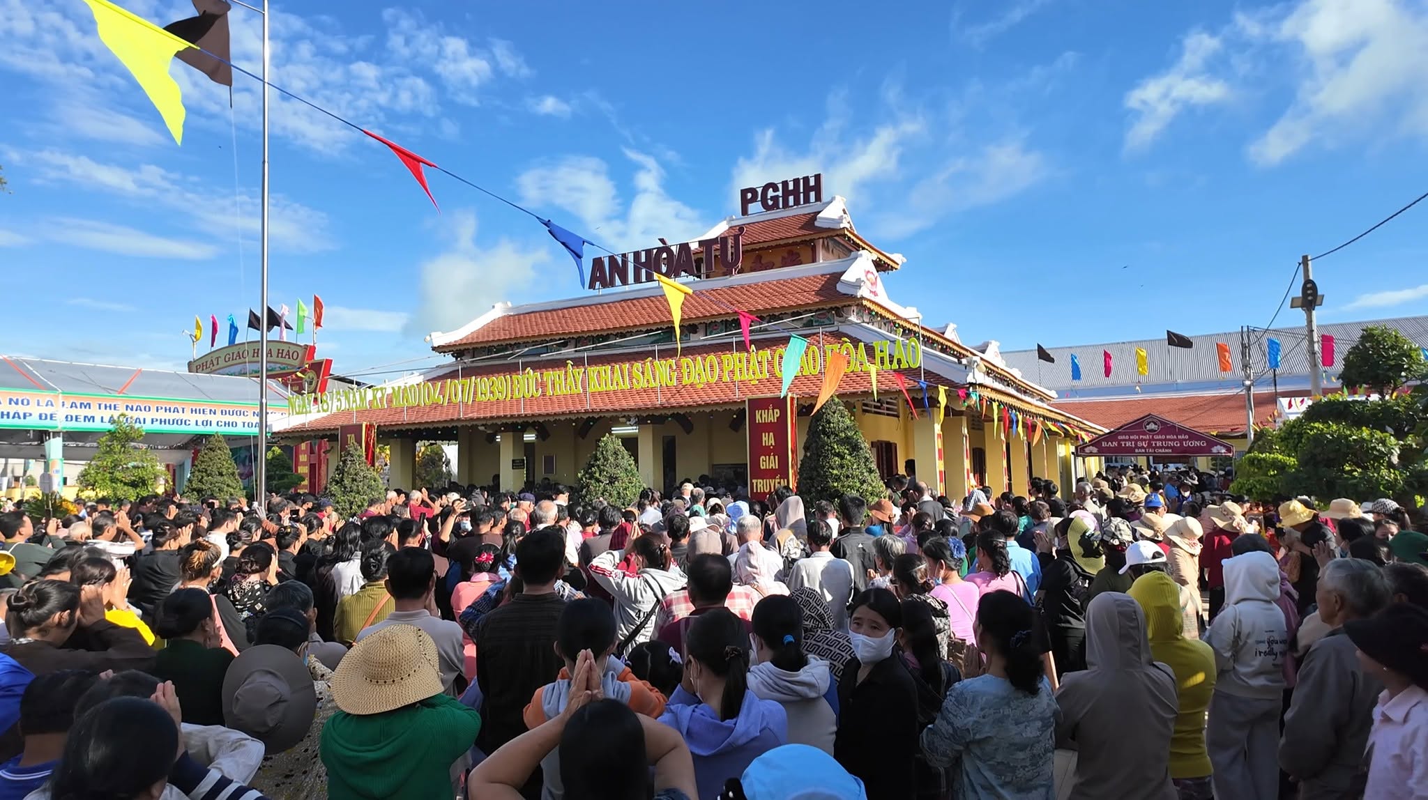 Hàng ngàn người dự Đại lễ kỷ niệm 87 năm Ngày khai sáng đạo Phật giáo Hòa Hảo - Ảnh 8.