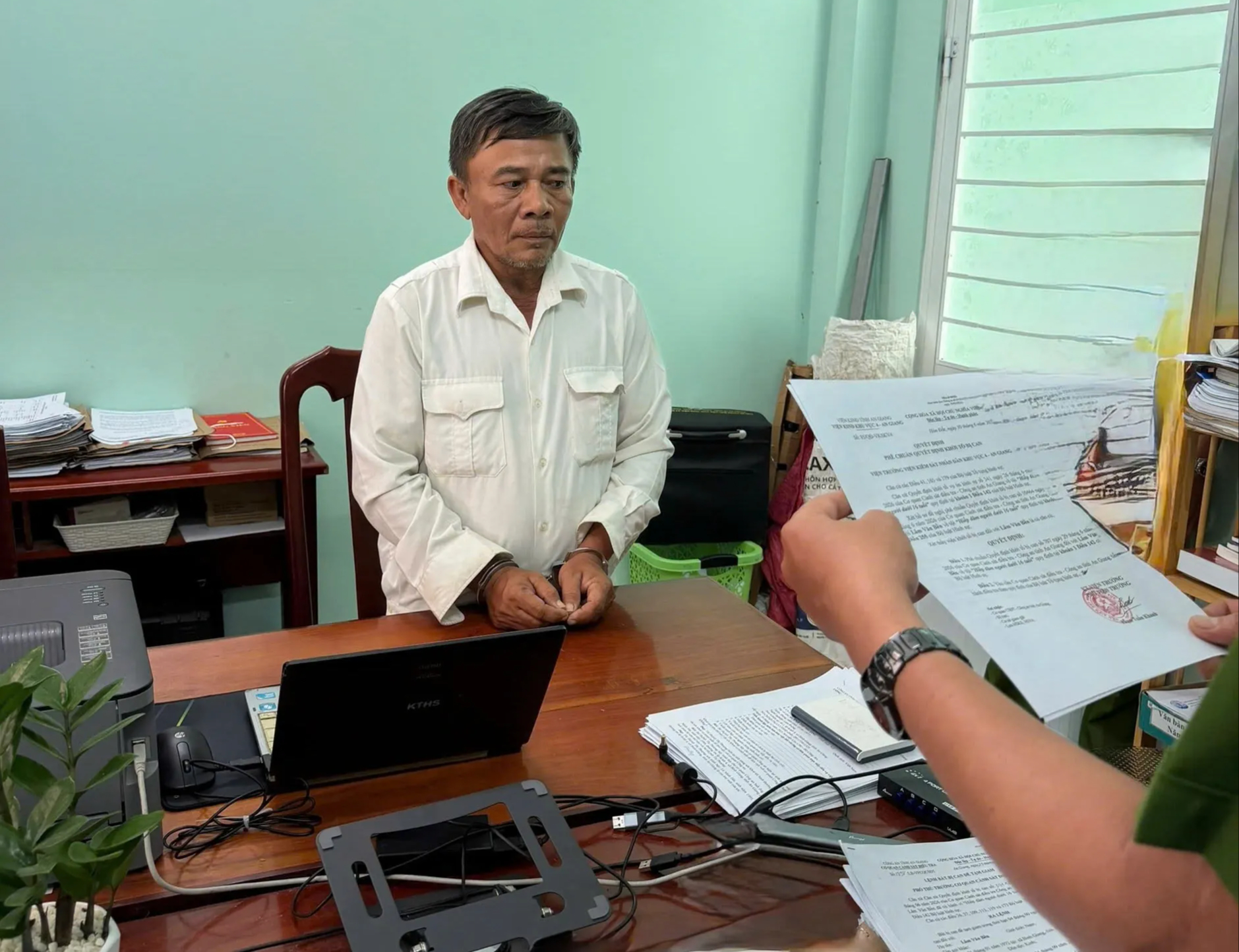 An Giang: Bắt tạm giam bị can hiếp dâm bé gái 11 tuổi - Ảnh 1.