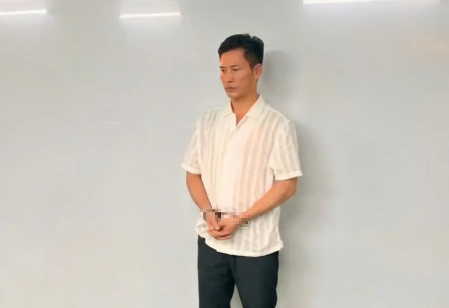 TP.HCM: Khởi tố kẻ hành hung nữ nhân viên quán karaoke gây thương tích 22%- Ảnh 1.
