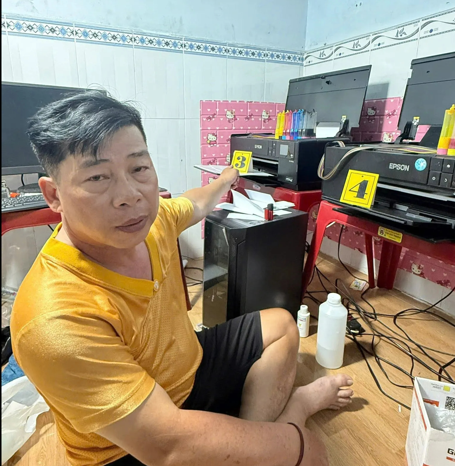 TP.HCM: Lật tẩy nhóm in vé số trúng thưởng giả, chiếm đoạt tài sản - Ảnh 1.