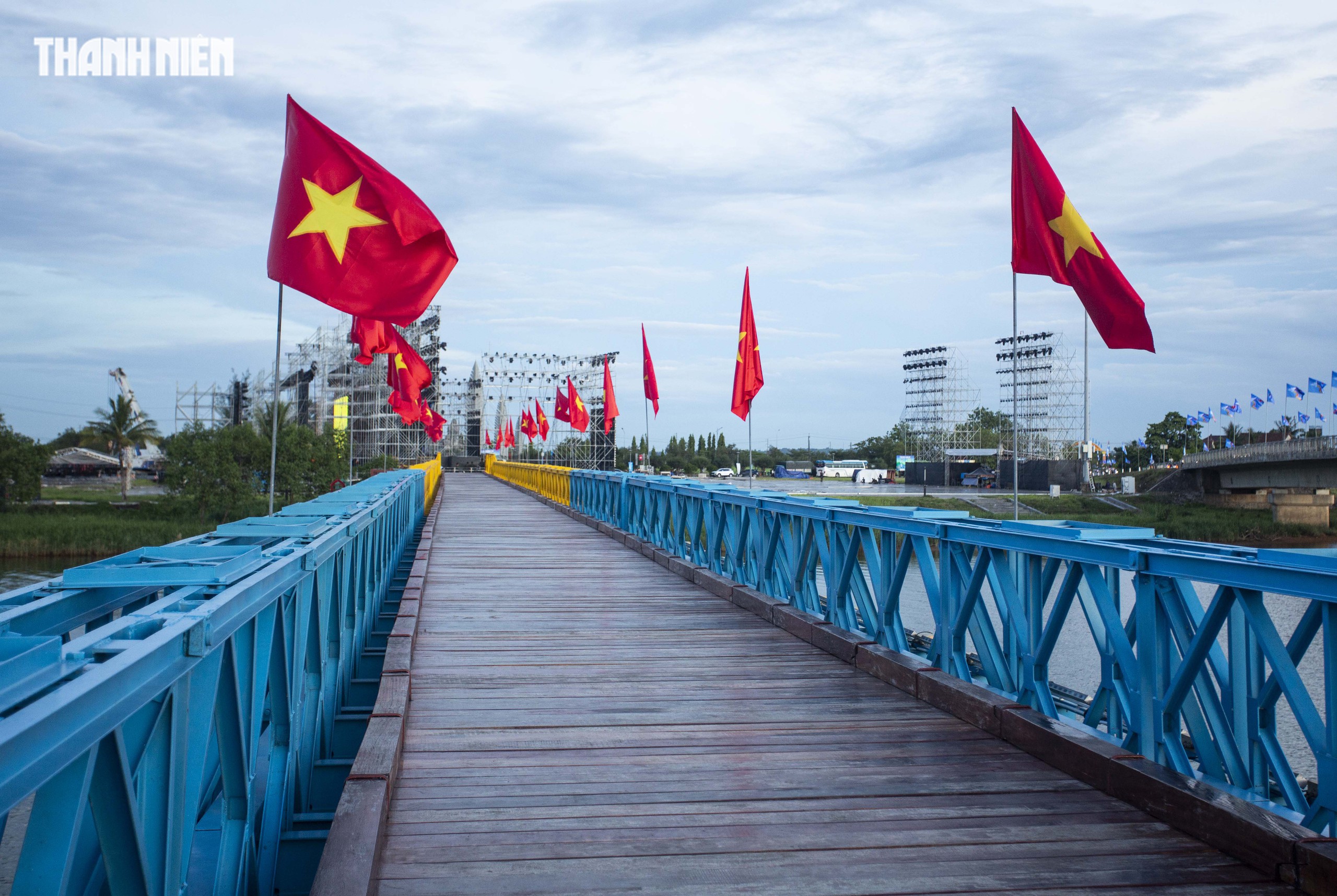 Sân khấu 'cánh chim hòa bình' bên dòng Bến Hải- Ảnh 6.