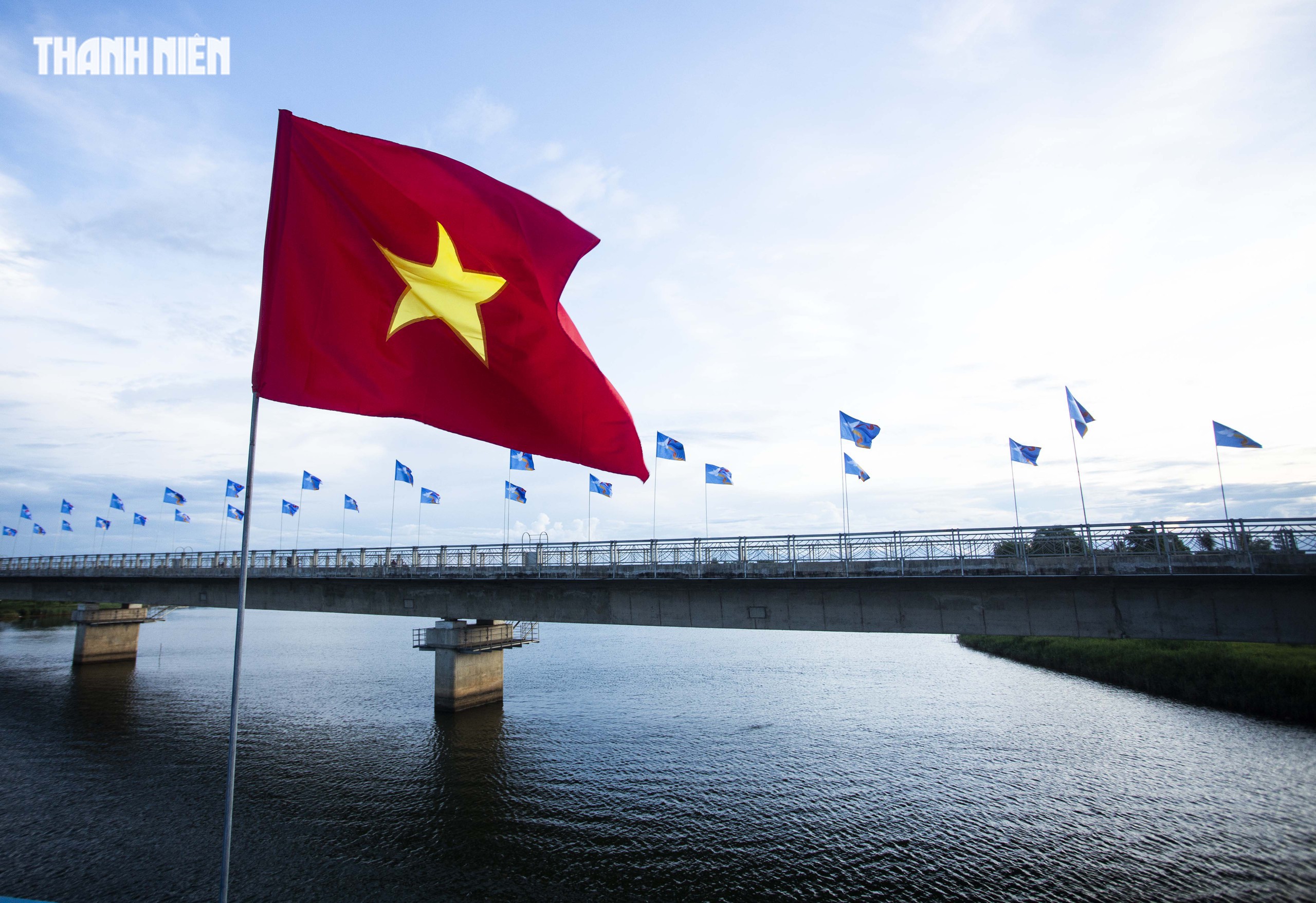 Sân khấu 'cánh chim hòa bình' bên dòng Bến Hải- Ảnh 8.