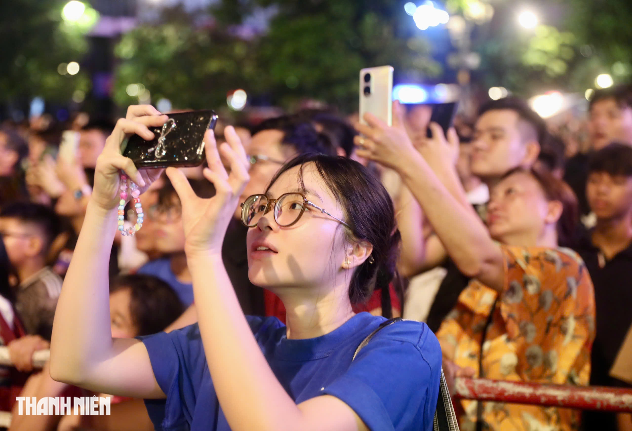 Ngàn người ở TP.HCM xem pháo hoa mừng kỷ niệm 50 năm thành phố mang tên Bác - Ảnh 7.