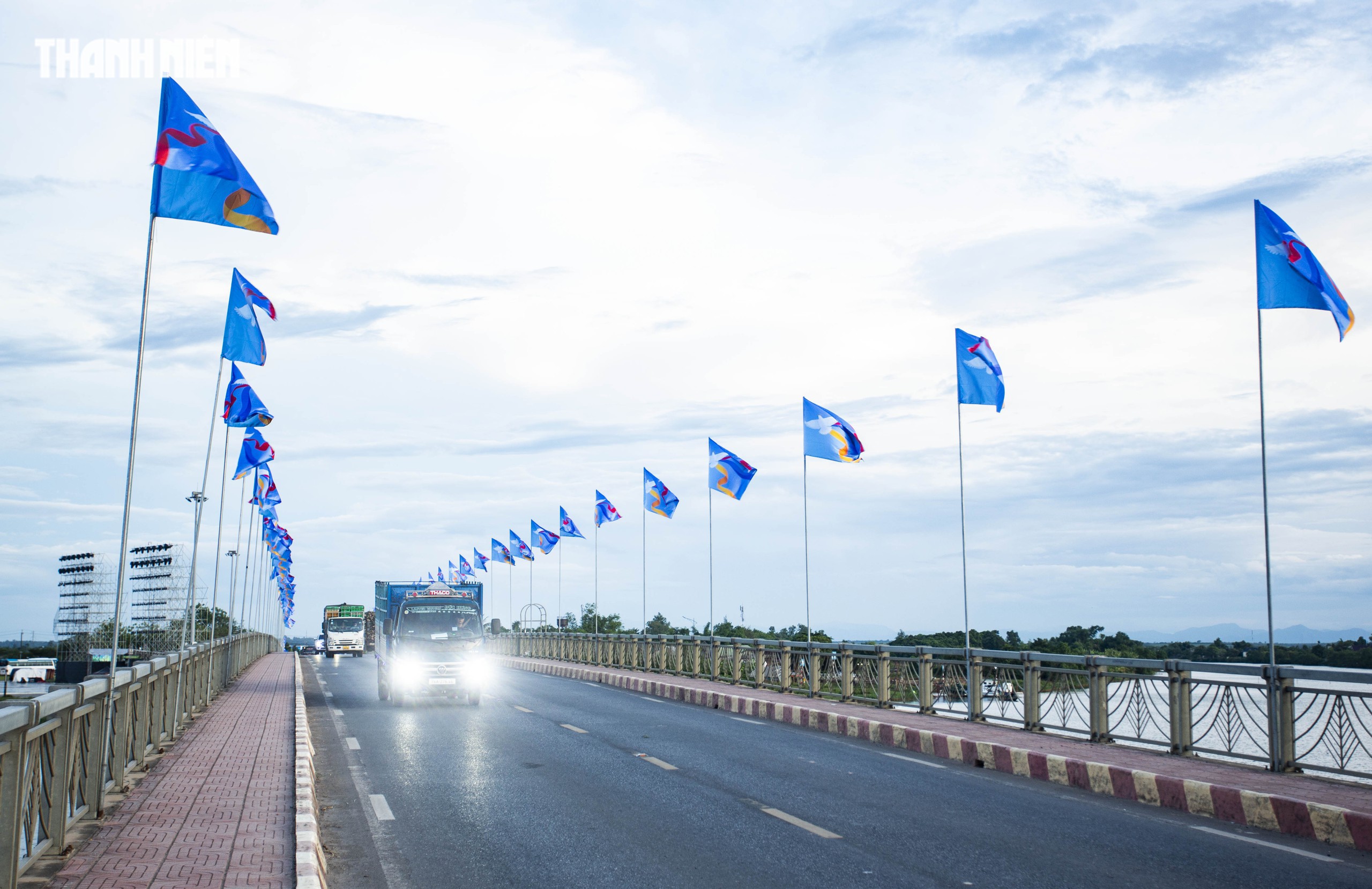 Sân khấu 'cánh chim hòa bình' bên dòng Bến Hải- Ảnh 7.