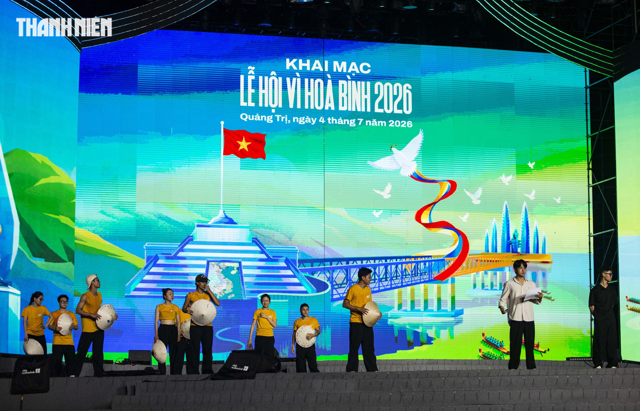 Sân khấu 'cánh chim hòa bình' bên dòng Bến Hải- Ảnh 3.