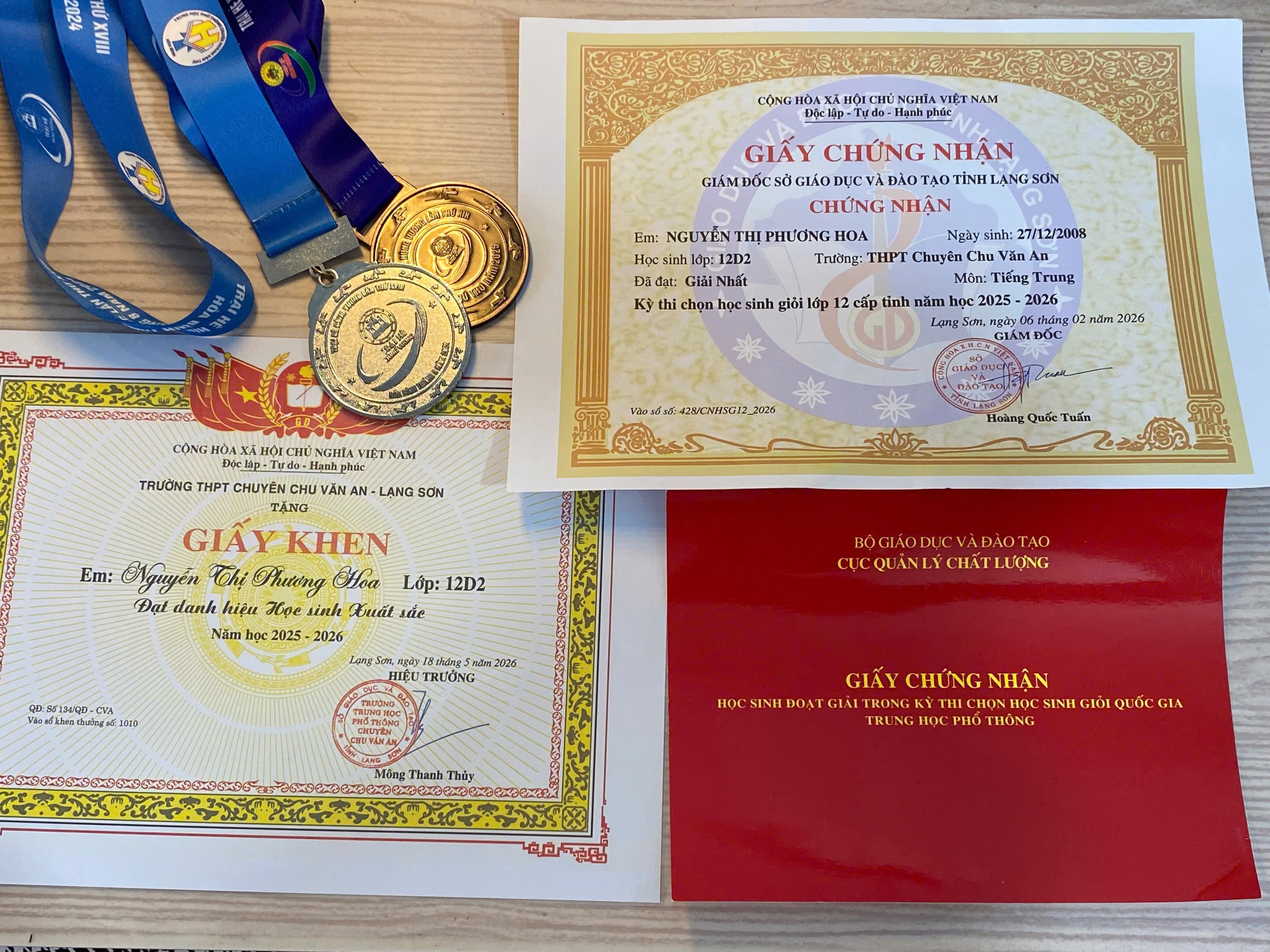 Thủ khoa Tày đạt 10 điểm tiếng Trung 'em rất thích đọc tiểu thuyết' - Ảnh 2.