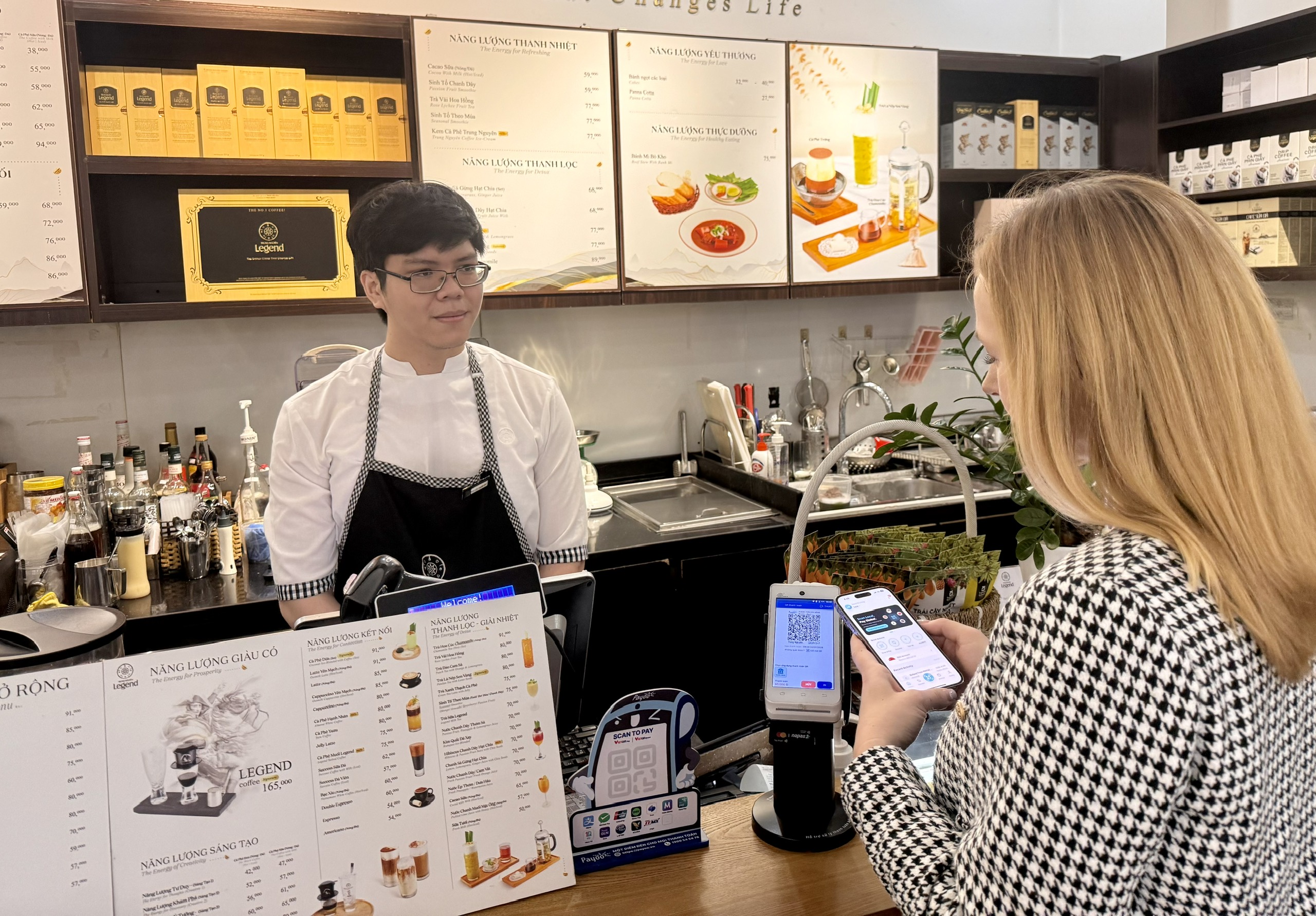 Việt Nam kết nối thanh toán QR với Singapore, khách du lịch được gì? - Ảnh 2.