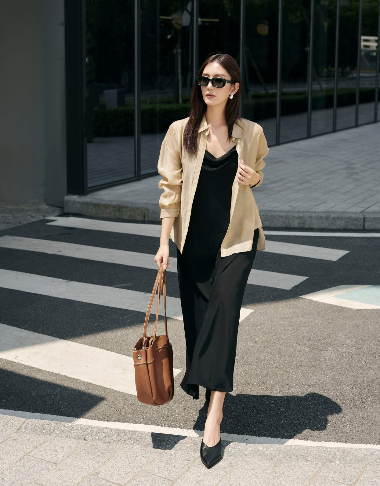 Đẹp cả tuần chỉ với ba gam màu trắng, đen, beige- Ảnh 3.