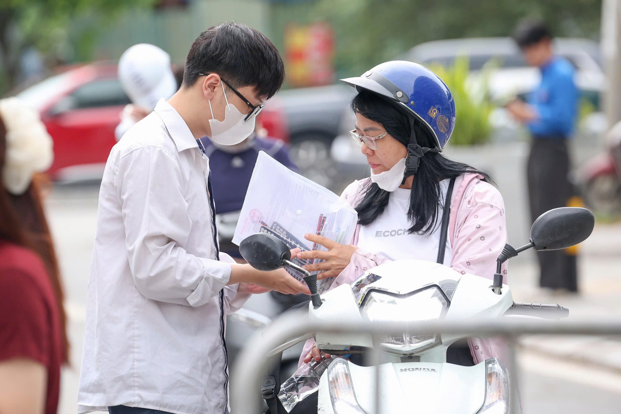 Thấy gì qua phổ điểm thi tốt nghiệp THPT 2026? - Ảnh 2.