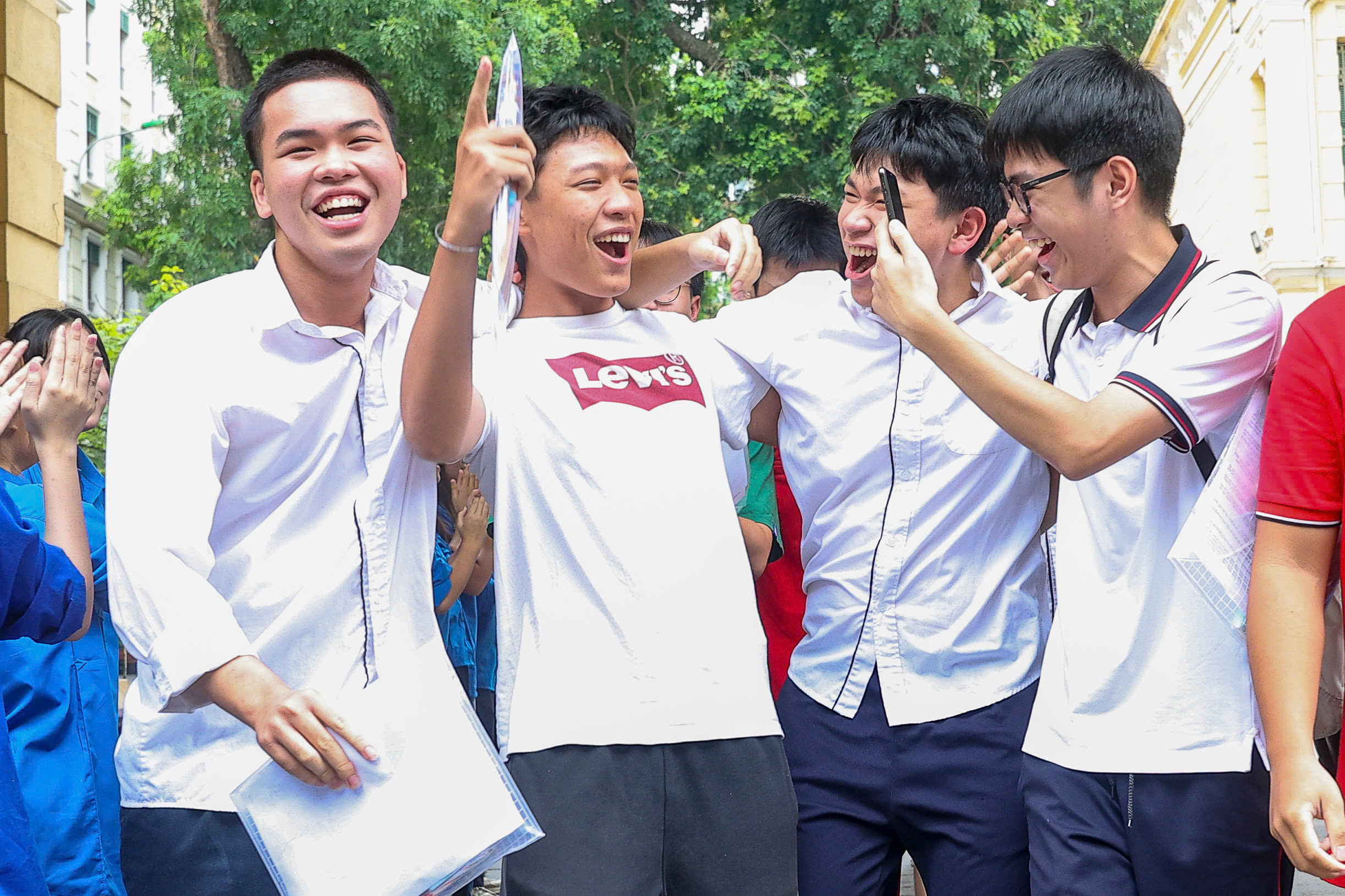 Thấp thỏm chờ điểm chuẩn - Ảnh 1.