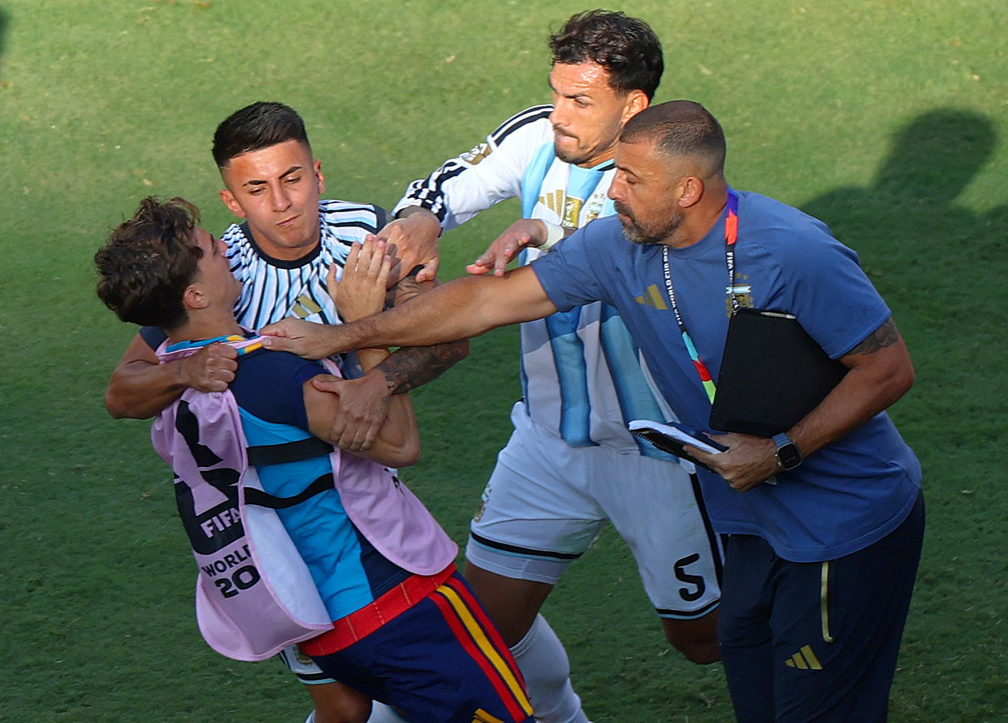 Lộ nguyên nhân vụ hỗn chiến sau chung kết World Cup, Paredes bị lên án dữ  dội