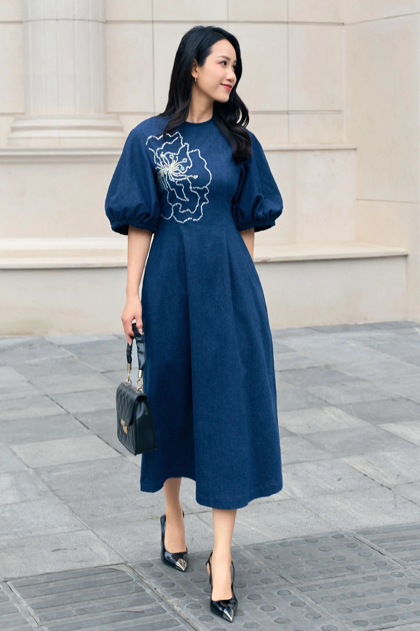 Ch&acirc;n v&aacute;y denim, đầm denim d&agrave;i... l&agrave;m mới tủ đồ c&ocirc;ng sở hiện đại - Ảnh 1.