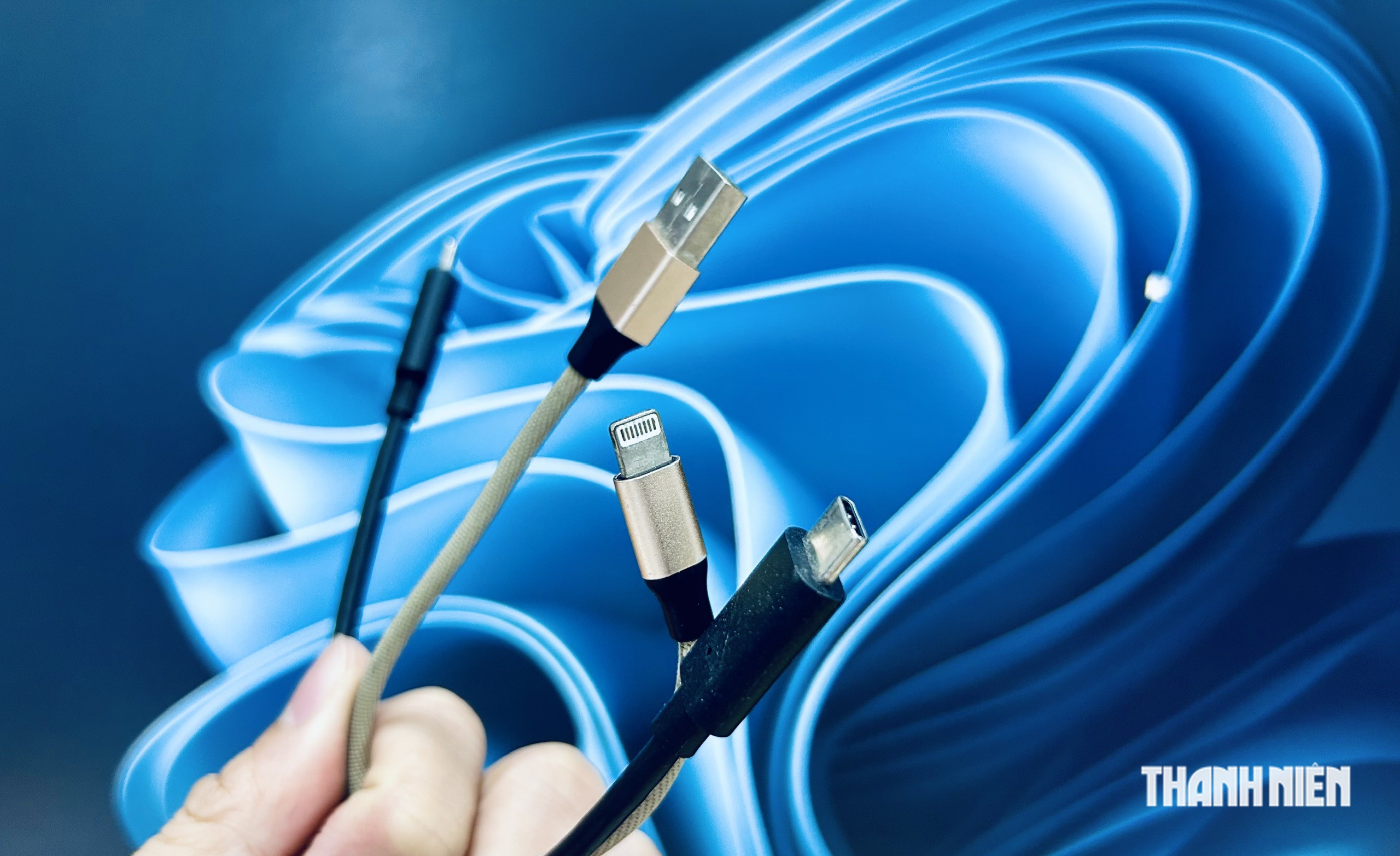 Sạc điện thoại bằng cáp USB giá rẻ liệu có an toàn? - Ảnh 1.
