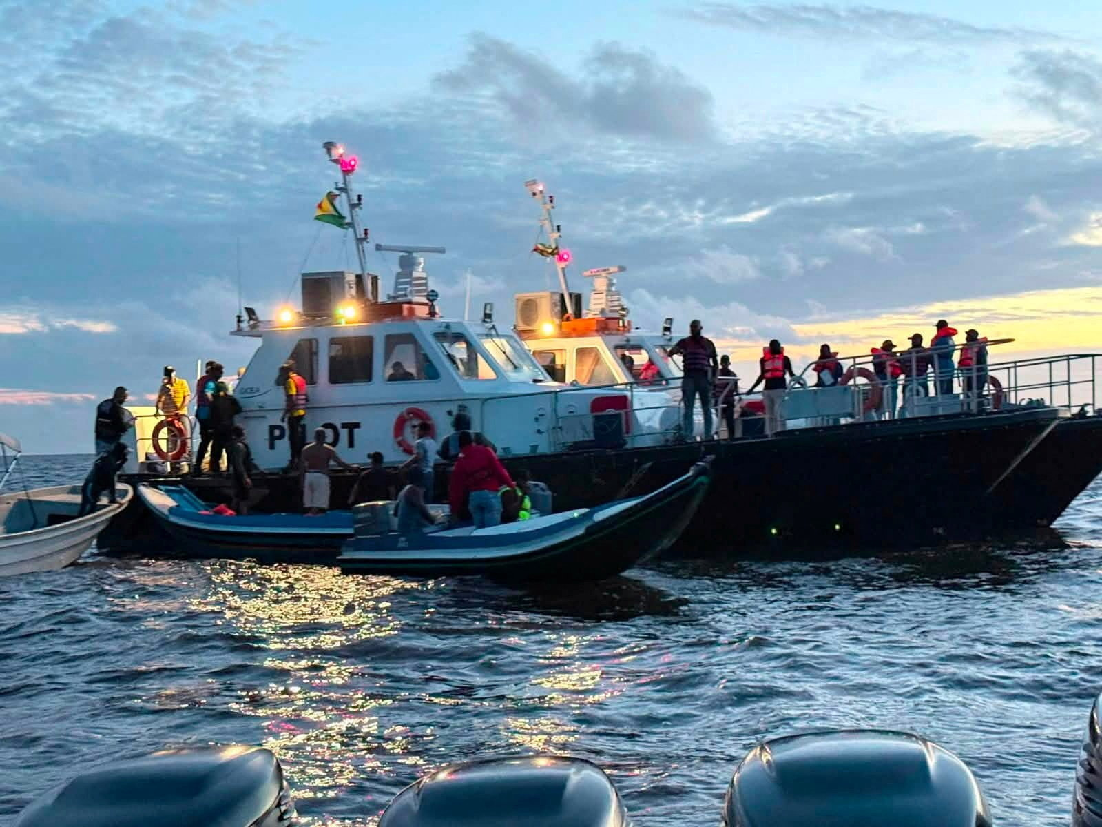 Guyana chạy đua tìm 66 người mất tích sau vụ lật phà - Ảnh 1.