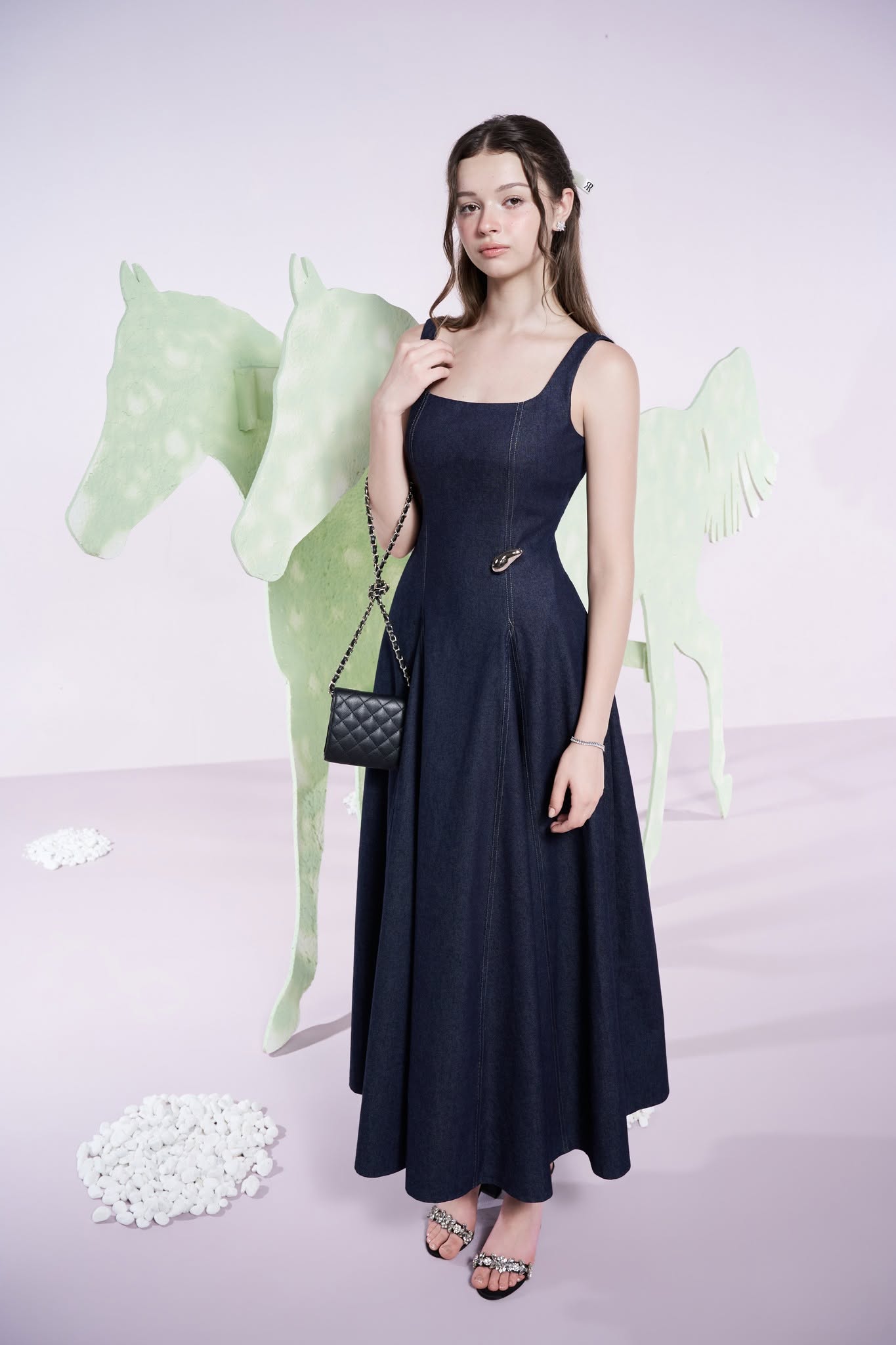 Ch&acirc;n v&aacute;y denim, đầm denim d&agrave;i... l&agrave;m mới tủ đồ c&ocirc;ng sở hiện đại - Ảnh 6.