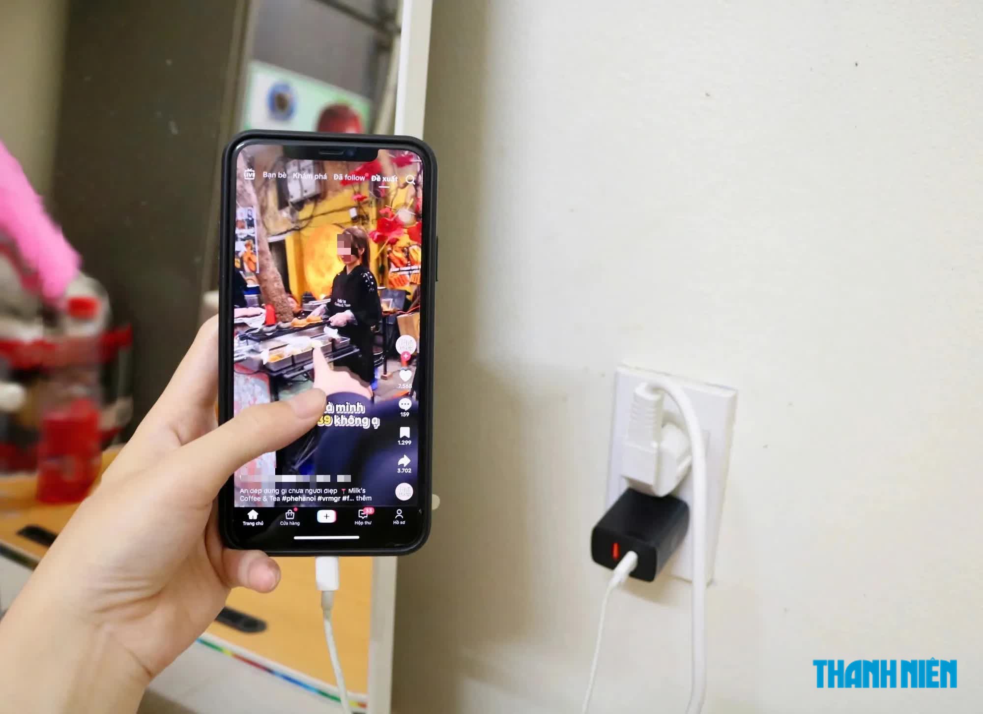 Vừa sạc vừa lướt điện thoại có thực sự làm giảm tuổi thọ pin? - Ảnh 1.