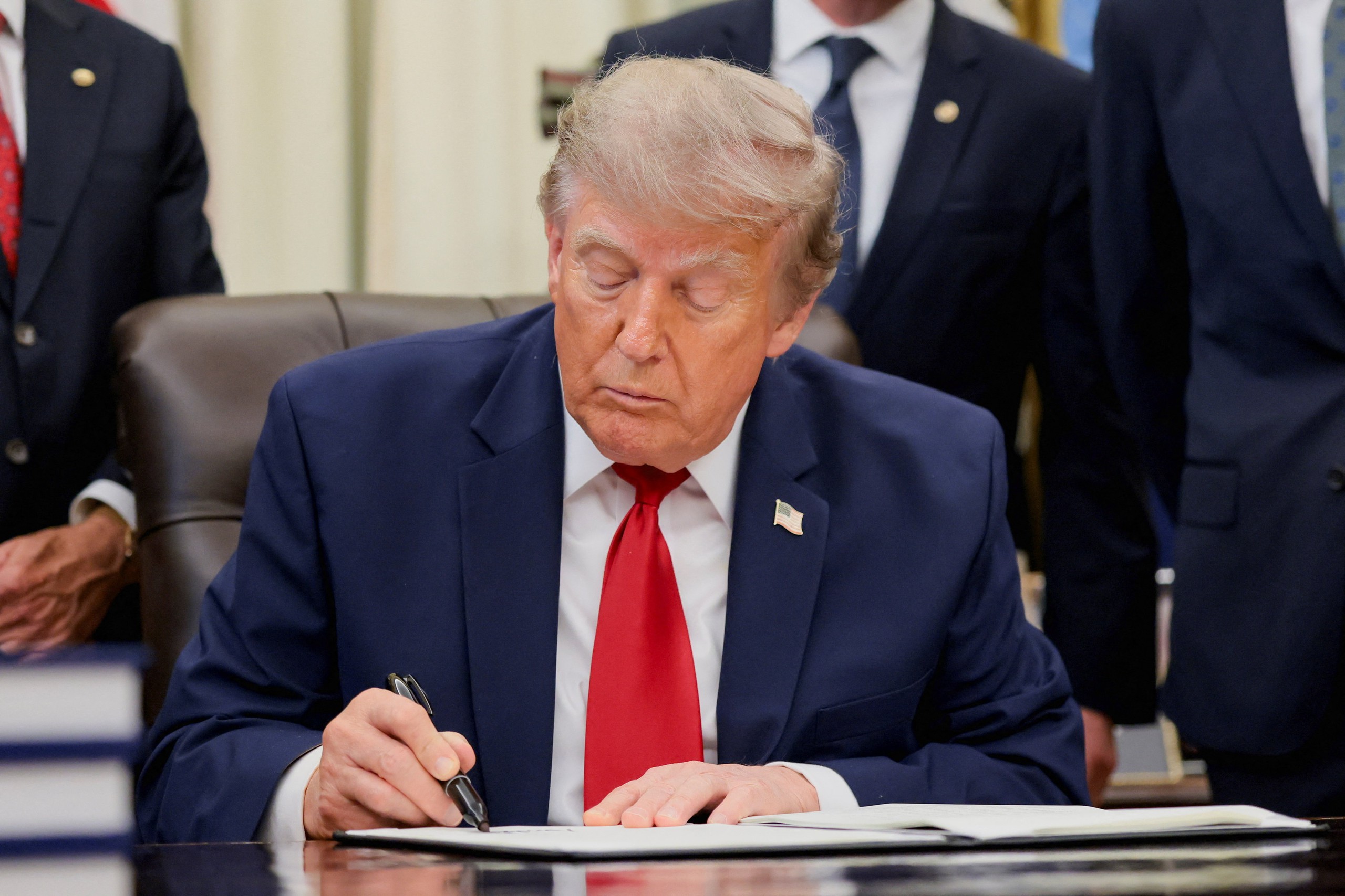 Tổng thống Trump ký sắc lệnh áp thuế 50% đối với nhiều hàng hóa Canada - Ảnh 1.