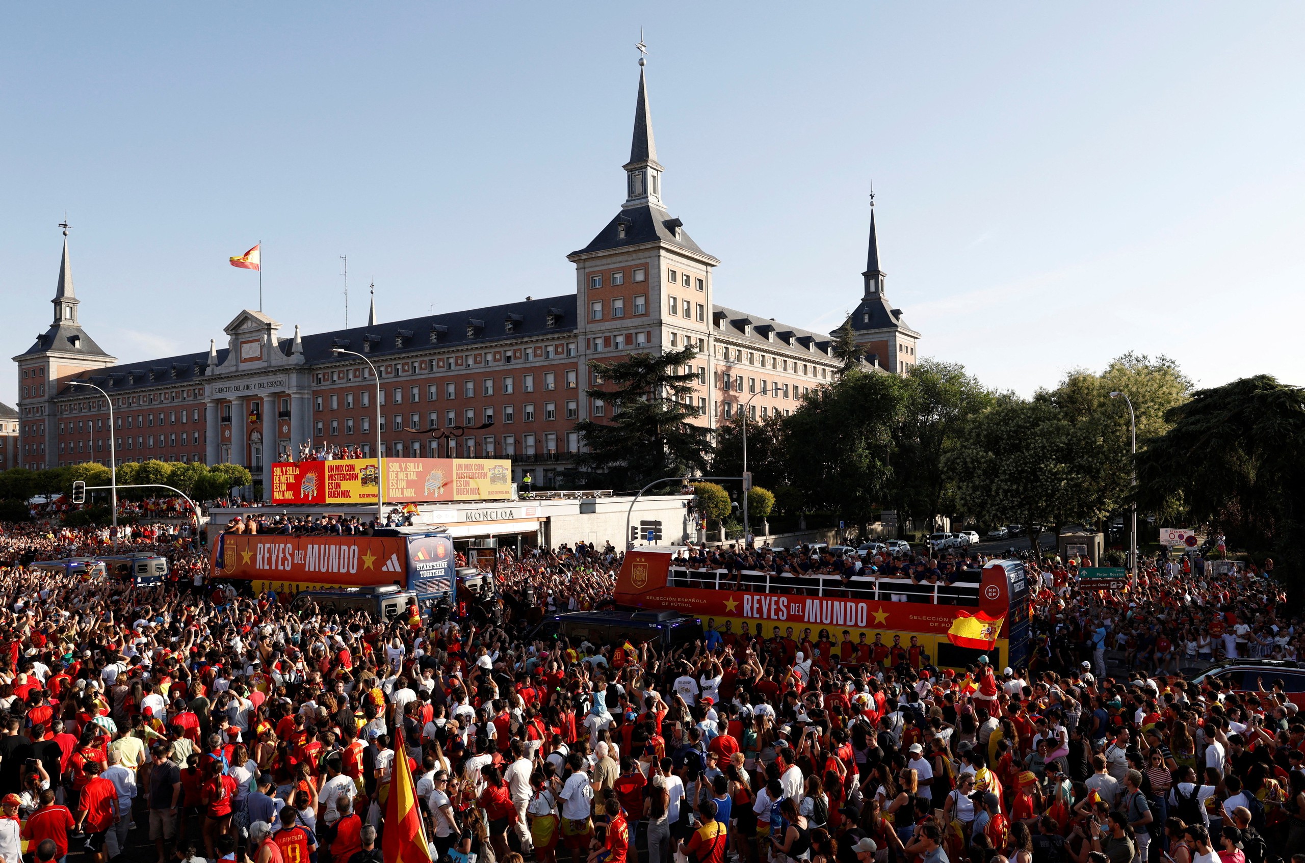 Hơn 2 triệu người đón nhà vô địch Tây Ban Nha: Yamal, Rodri khiến Madrid bùng nổ- Ảnh 1.