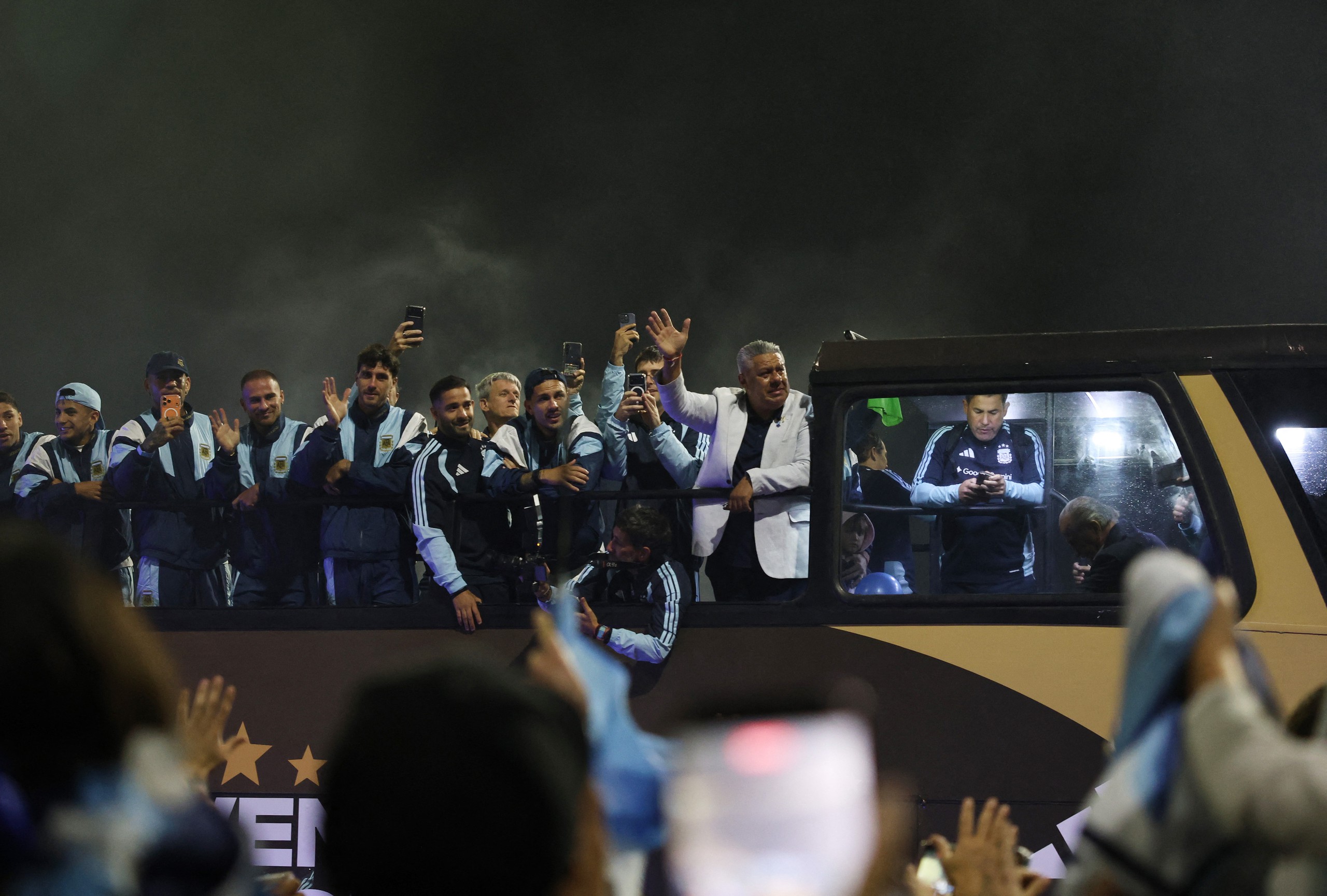 Á quân Argentina được chào đón nồng nhiệt dù vắng Messi, Tổng thống Milei gửi thông điệp xúc động- Ảnh 13.