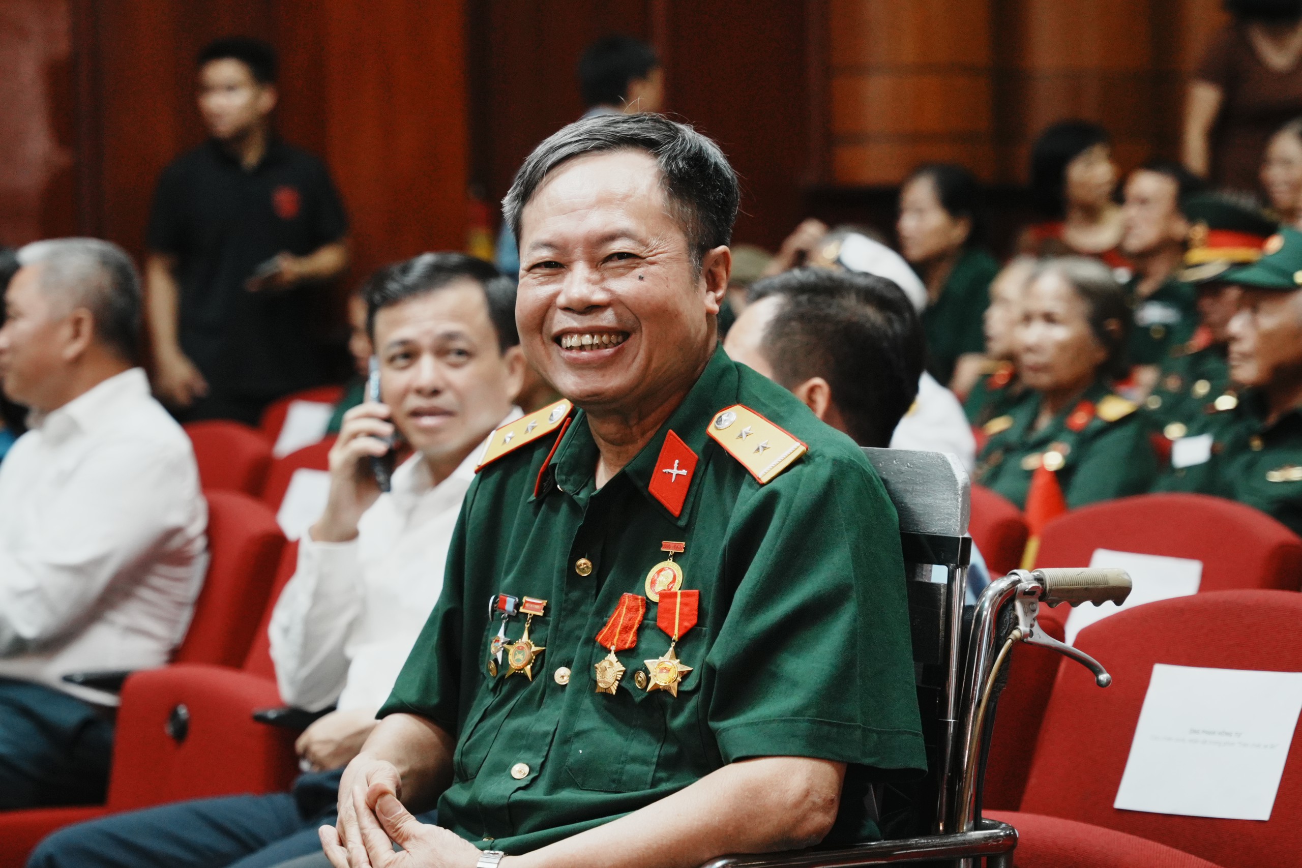 "Đ&ocirc;i ch&acirc;n" đặc biệt của người l&iacute;nh bước l&ecirc;n phim t&agrave;i liệu - Ảnh 1.