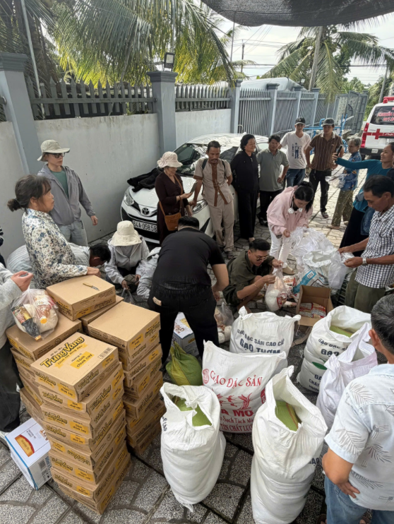 Chuyến xe thiện nguyện trở về mang theo nhiều hơn những món quà - Ảnh 2.