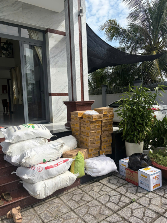 Chuyến xe thiện nguyện trở về mang theo nhiều hơn những món quà - Ảnh 1.