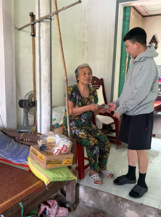 Chuyến xe thiện nguyện trở về mang theo nhiều hơn những món quà - Ảnh 4.