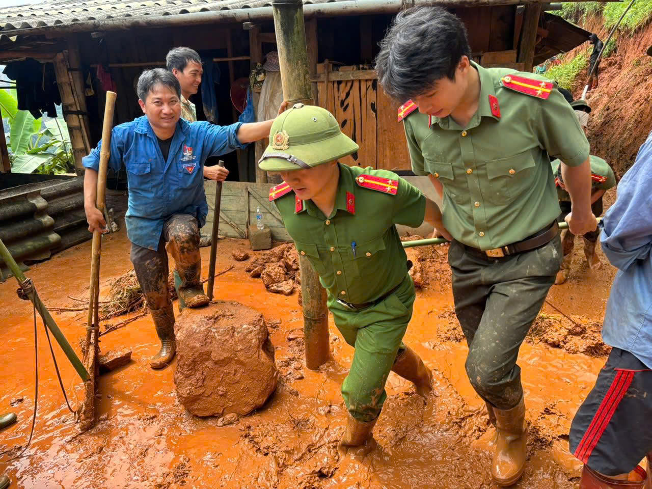 Mưa lũ gây thiệt hại lớn ở xã Lao Chải, nhiều người dân bị cô lập- Ảnh 4.