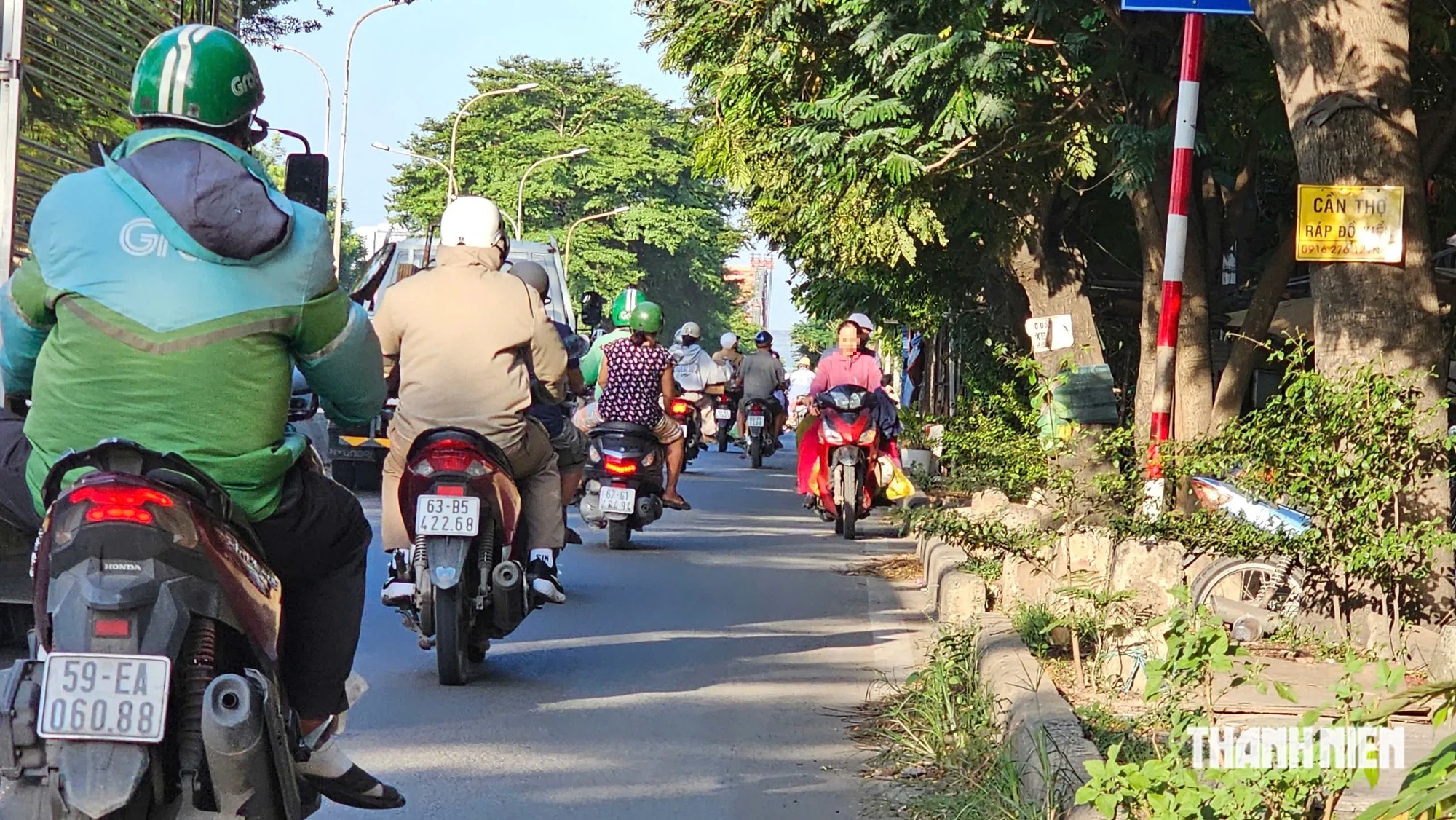 Sửa chữa cầu Ông Lớn, người dân bất chấp nguy hiểm đi ngược chiều - Ảnh 2.