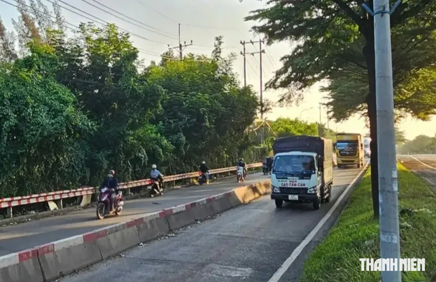 Sửa chữa cầu Ông Lớn, người dân bất chấp nguy hiểm đi ngược chiều - Ảnh 4.
