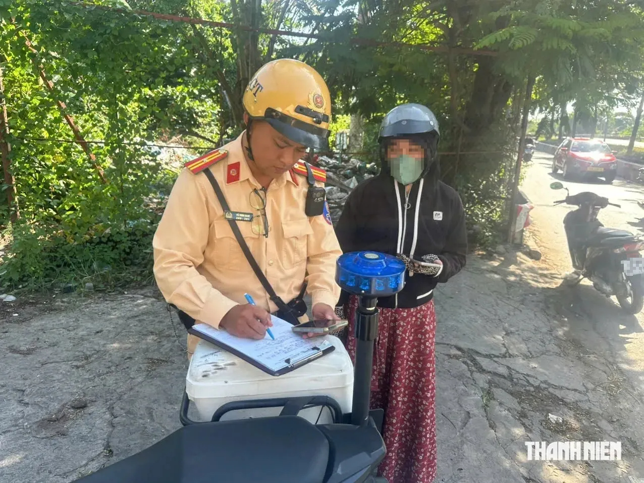 Sửa chữa cầu Ông Lớn, người dân bất chấp nguy hiểm đi ngược chiều - Ảnh 8.