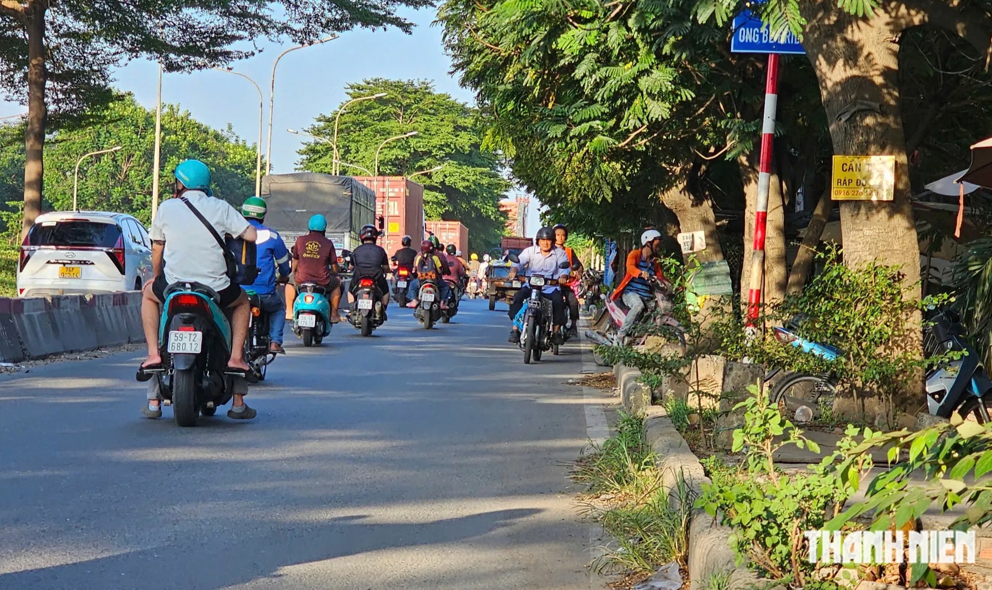 Sửa chữa cầu Ông Lớn, người dân bất chấp nguy hiểm đi ngược chiều - Ảnh 3.