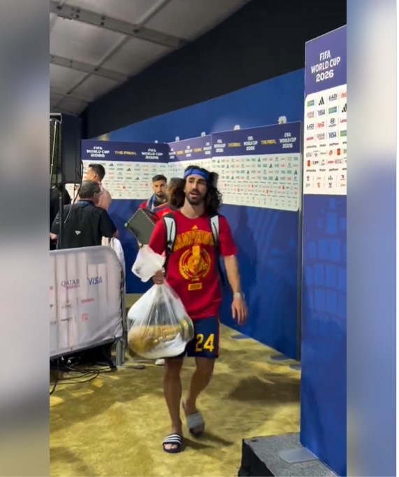 Thực hư chuyện cầu thủ Tây Ban Nha đựng cúp vàng World Cup trong túi ni lông- Ảnh 1.