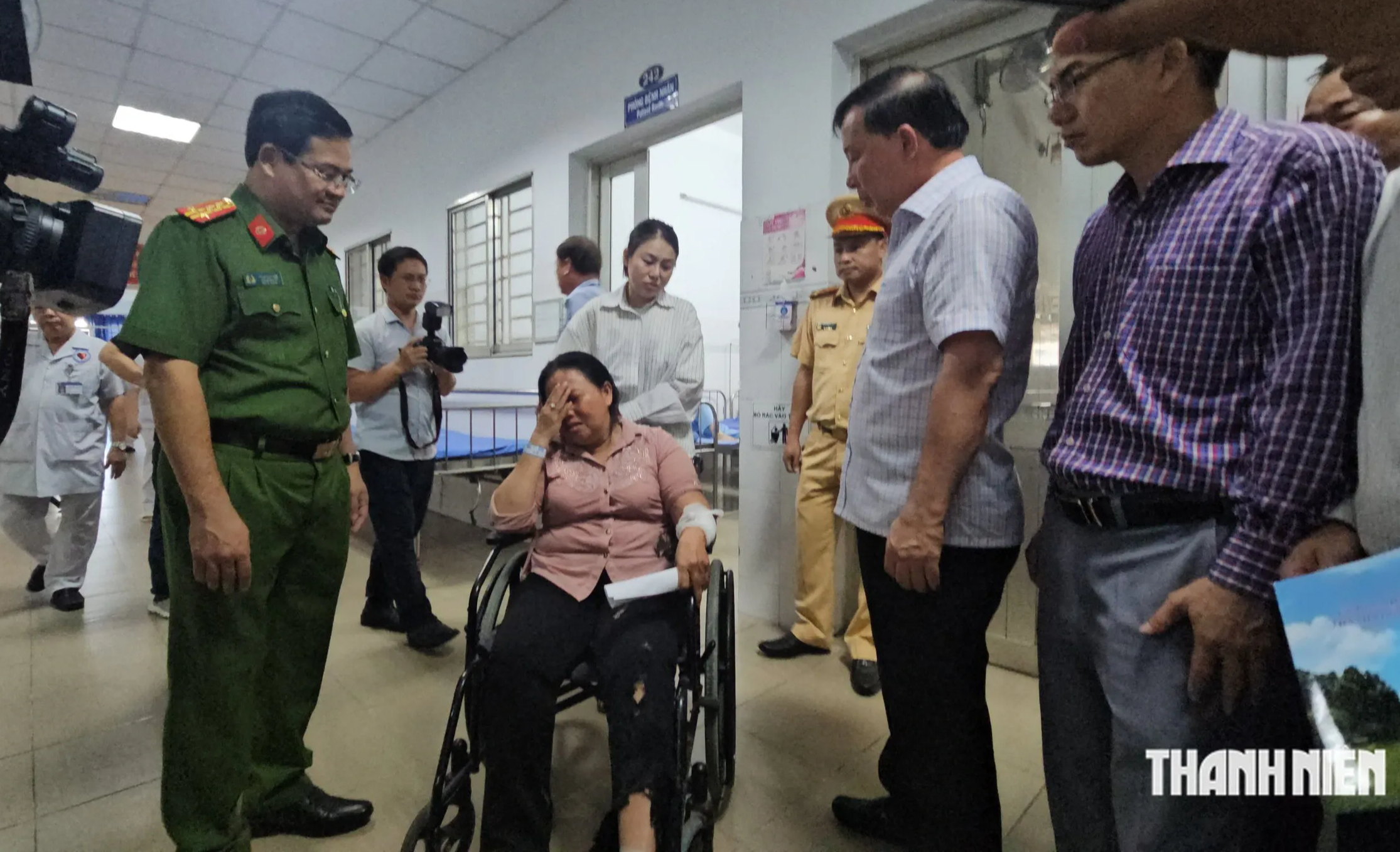 Lãnh đạo Đồng Nai thăm hỏi nạn nhân vụ cháy xe khách 7 người tử vong - Ảnh 2.